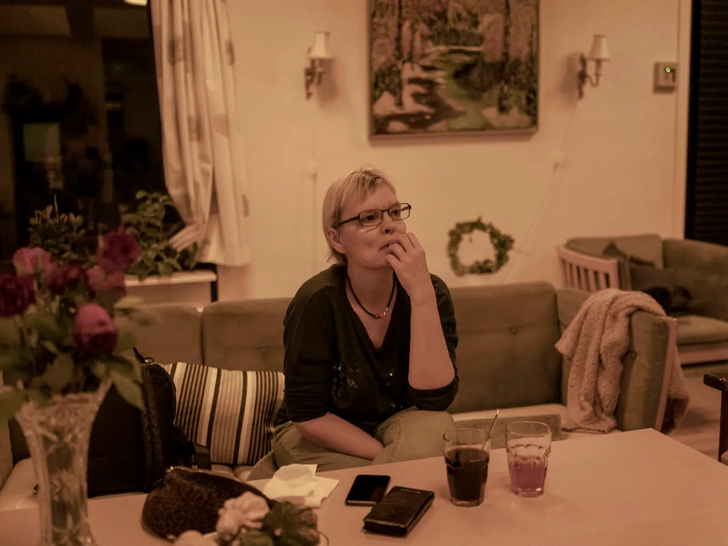 På nattevagten har personalet indimellem tid til at sidde og drikke en kop kaffe i den ene afdelings fællesrum. Lotte drikker kaffe og saft. Senere varmer hun natmaden, hun har med hjemmefra: medisterpølse, kartofler og grøntsager.