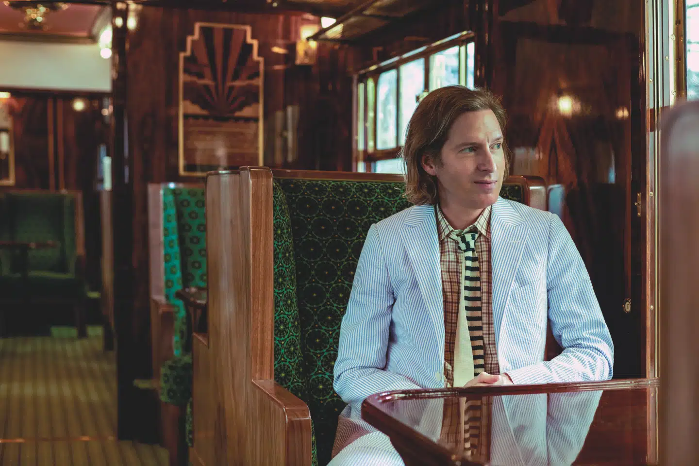 Wes Anderson i togvognen, han selv har designet.