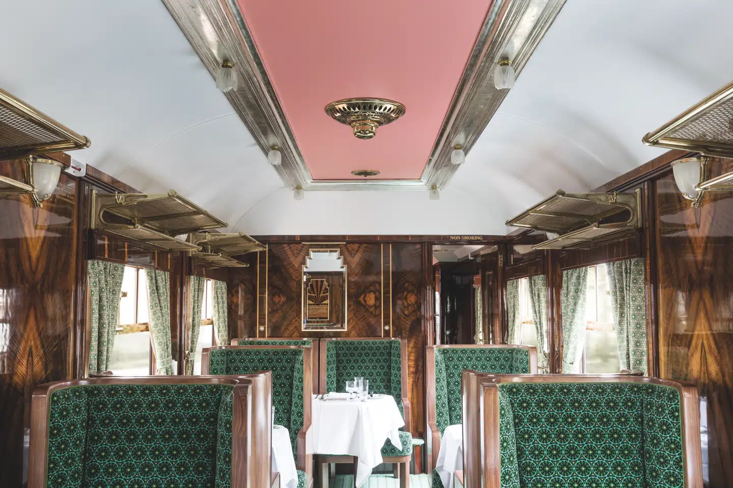 Pullman-toget er en anelse dyrere at køre med end DSB. En billet til dette tog begynder ved omtrent 3.200 kroner. Men så er der også lidt forfriskninger med i købet.