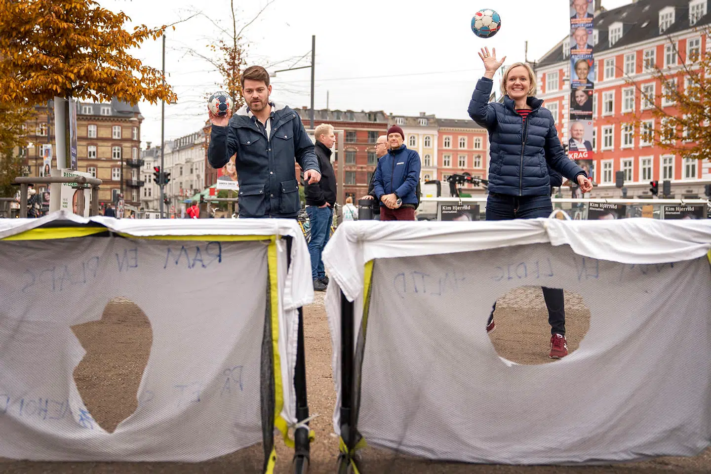 På Trianglen præsenterede de to partier deres idrætsalliance ved at stille to mål med huller, som forbipasserende kunne skyde efter. Som et billede på, at man for at ramme plet skal være heldig, ligesom man skal være heldig for at finde træningstider, svømmetider til sine børn eller en ledig padelbane.