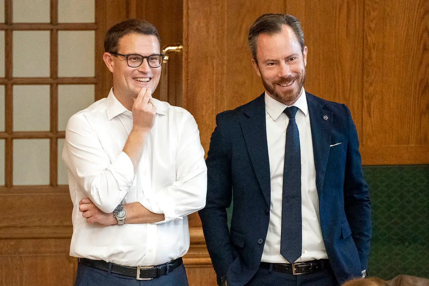 Jakob Ellemann-Jensen (th.) og Venstre skifter spor og kræver lettelser i topskatten i forbindelse med de aktuelle reformforhandinger. Socialdemokratiet møder kravet med et åbent sind, forklarer finansordfører Christian Rabjerg Madsen(tv.), selvom partiet tidligere pure har afvist den slags krav. Arkivfoto: Søren Bidstrup