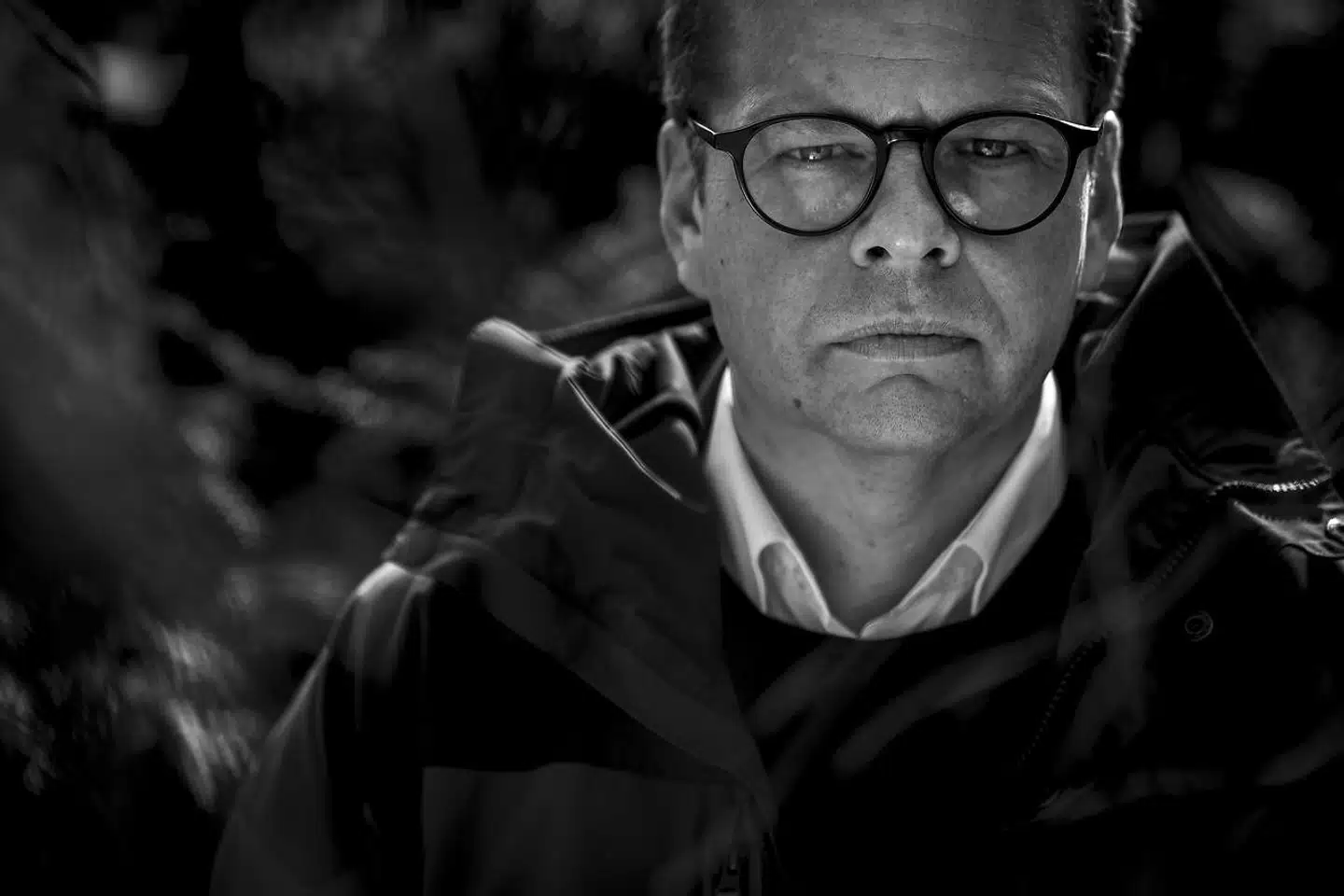 »Bogen nævner navnene på både dem, som ifølge Anders Langballe har været gode og onde. Der er hans umiddelbare chef, Ulla Pors, som forsøger at hjælpe både før og efter blodpropperne. Der er også i den modsatte ende Ulla Pors’ chef, Mikkel Hertz, hvis kynisme og totale mangel på empati går som en rød tråd gennem bogen.« Foto: Anders Langballe fotograferet i København, torsdag den 15. april 2021.