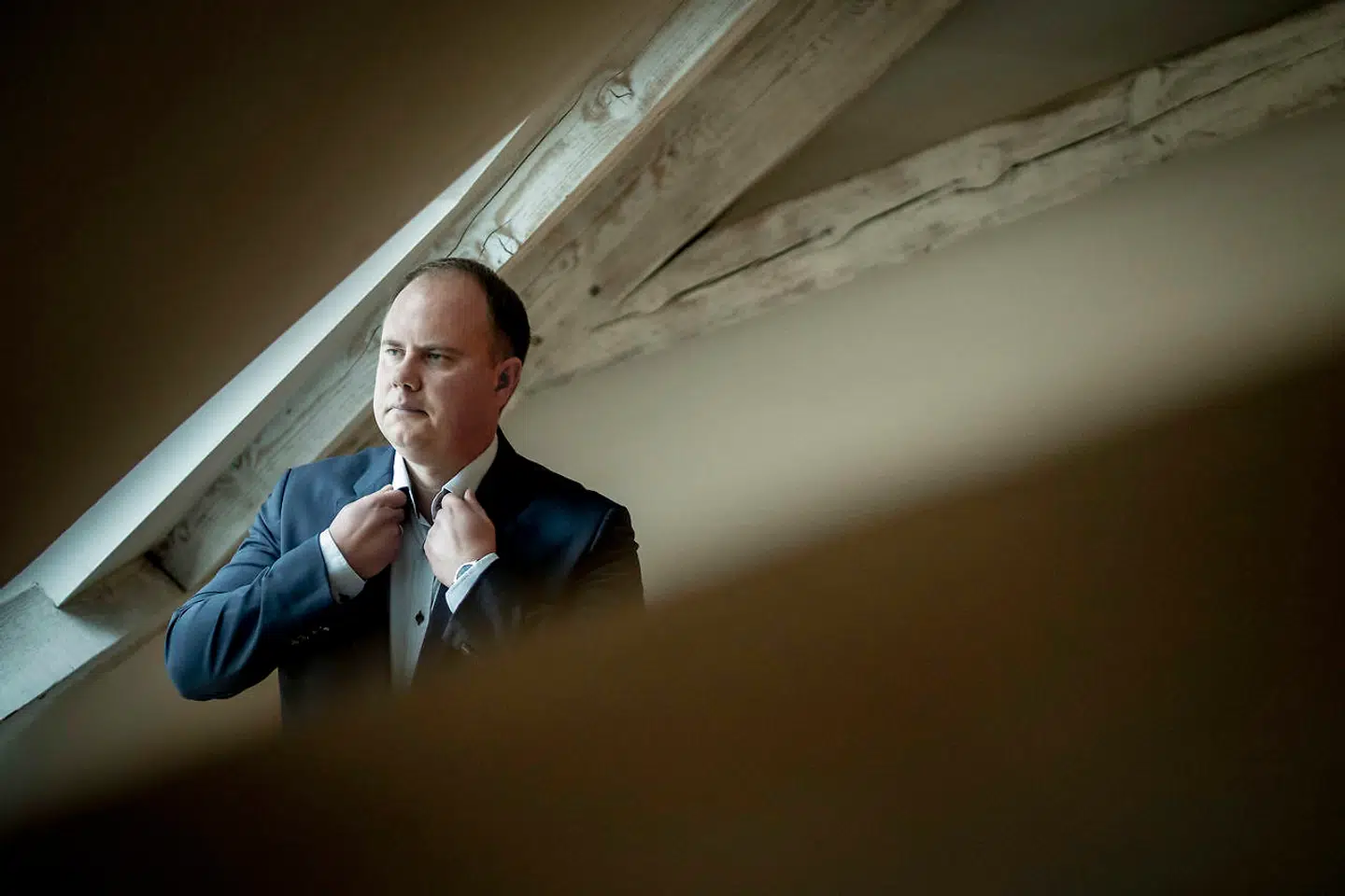 Martin Henriksen er ikke længere ansat som konsulent i Dansk Folkepartis sekretariat på Christiansborg. Det skyldes en kritisk udtalelse fra den tidligere udlændingeordfører om DF-stifter Pia Kjærsgaard til en lokal tv-station.