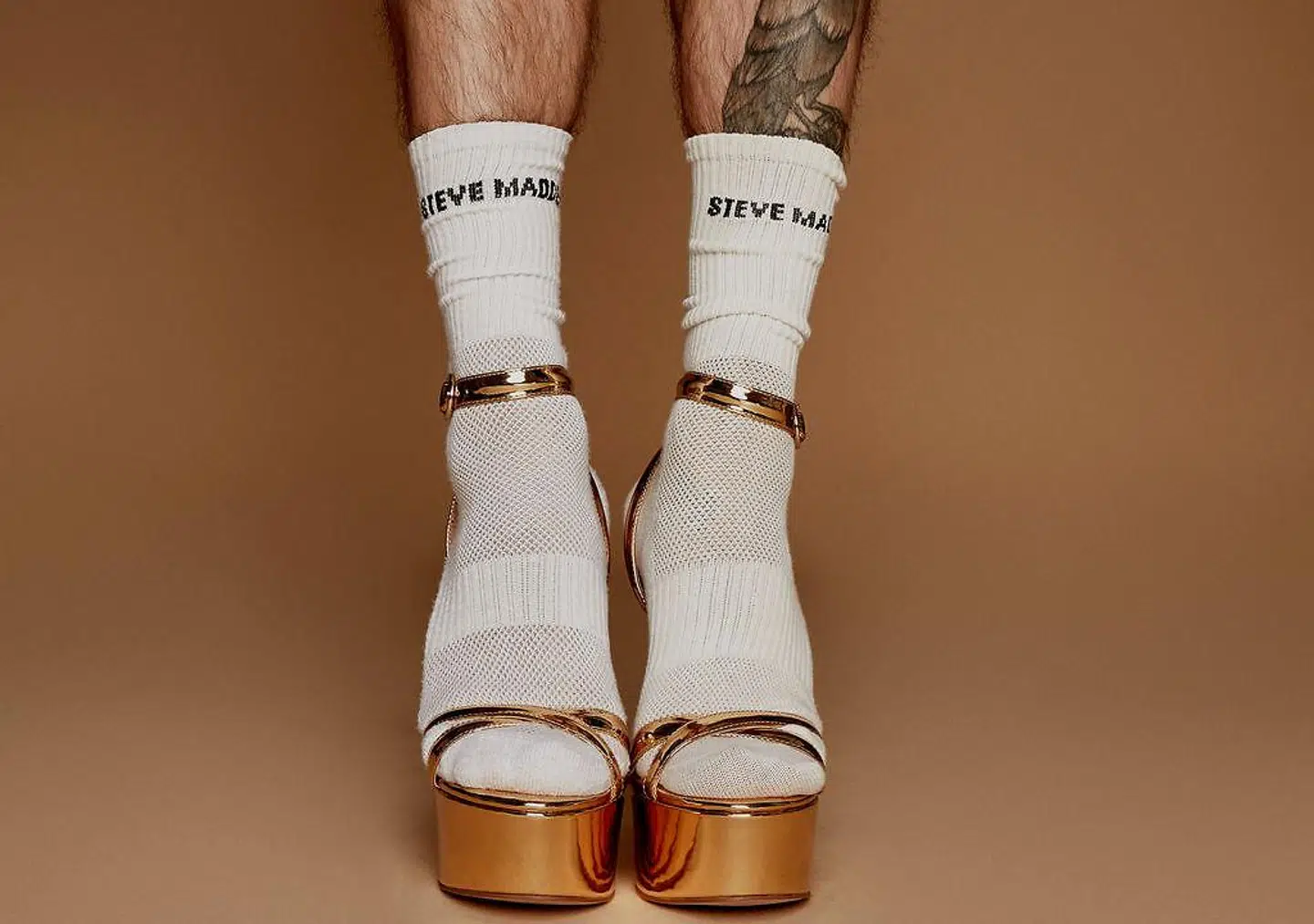 Steve Madden og Magasin lancerer nu en linje af højhælede sko, der også kan bruges af mænd og andre med store fødder.