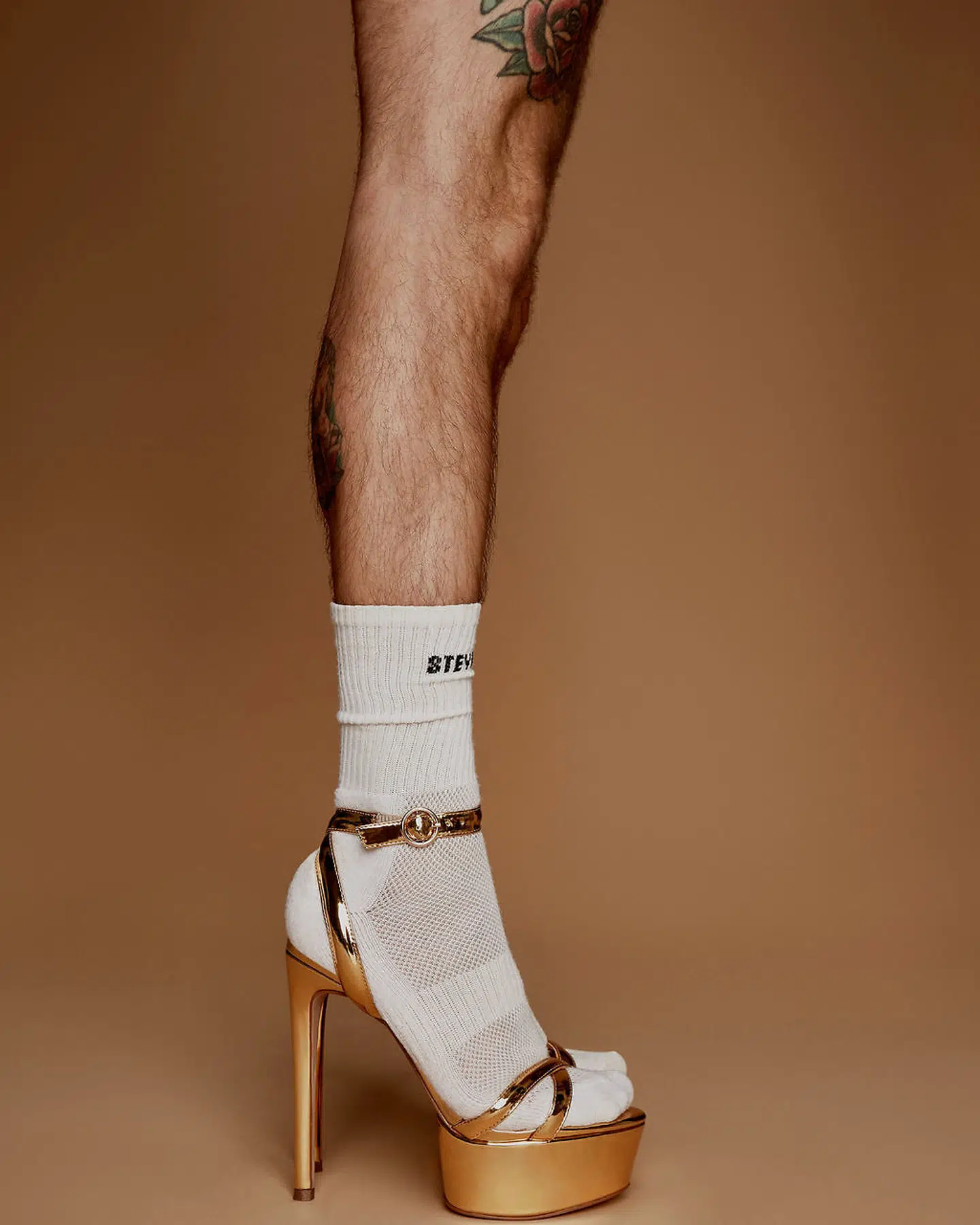 Steve Madden har hidtil kun fremstillet højhælede sko og støvler op til størrelse 41, mens den nuværende kollektion går helt op til 45.