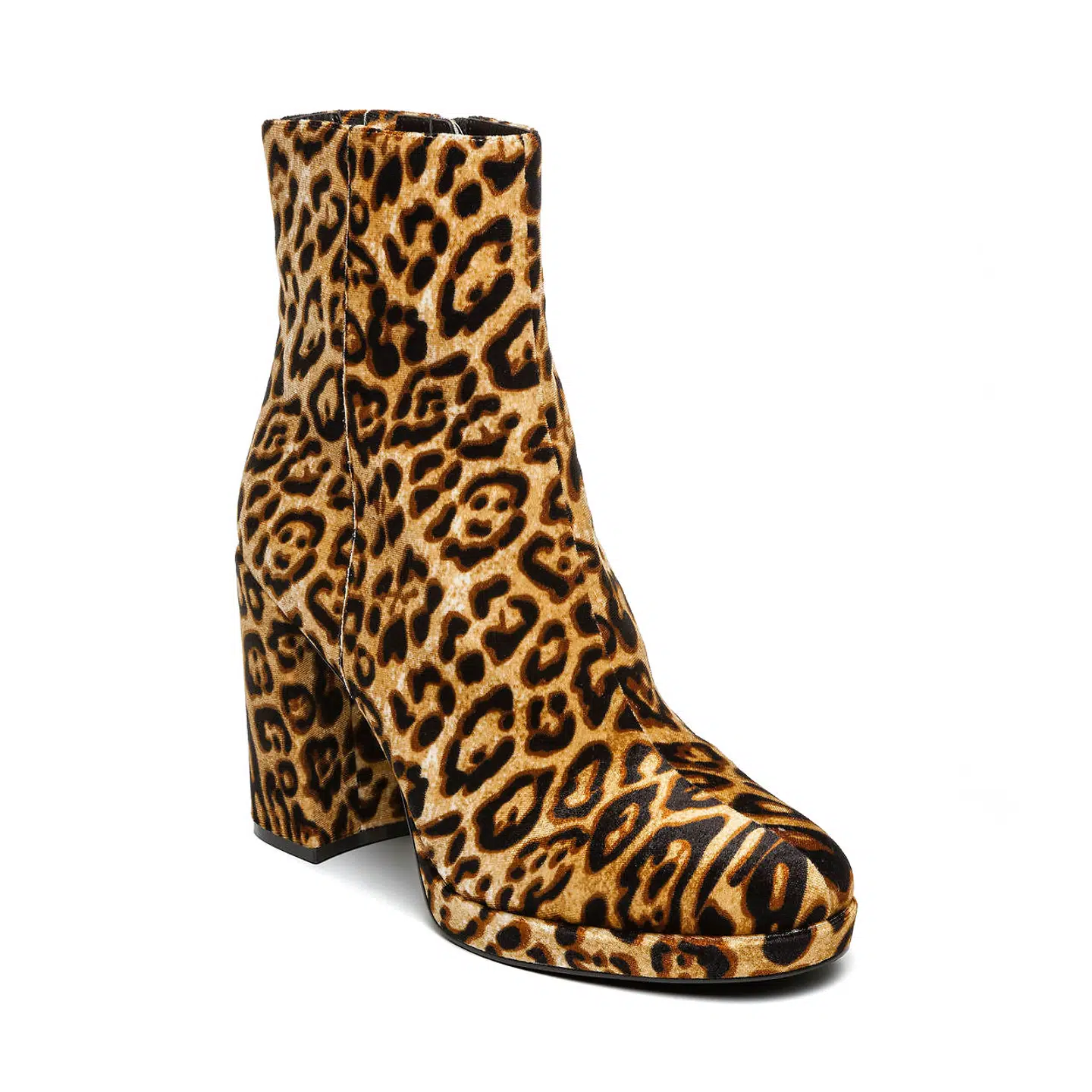 Nogle vil måske genkende navnet Steve Madden, fordi en fiktionaliseret version af designere optræder i filmen »Wolf of Wall Street«. I virkelighedens verden førte børsmanipulation til, at Steve Madden blev idømt mere end to og et halvt års fængsel i begyndelsen af nullerne. Han har siden tilskrevet fejltagelserne misbrugsproblemer, som han er kommet ud af.