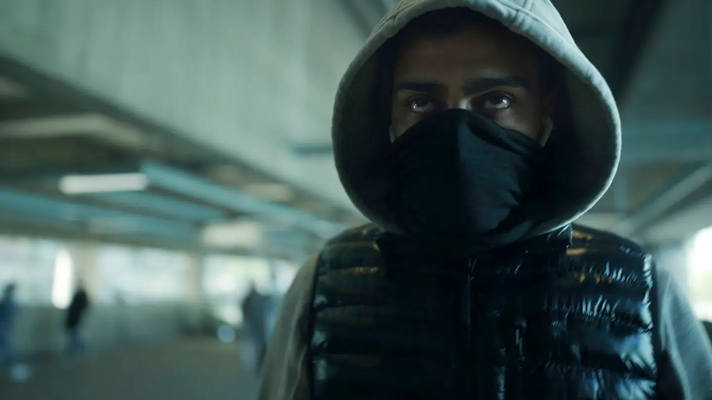 Salim har grundlæggende ikke psyken til at være gangster, men har svært ved at finde vej ud af ghettoen.