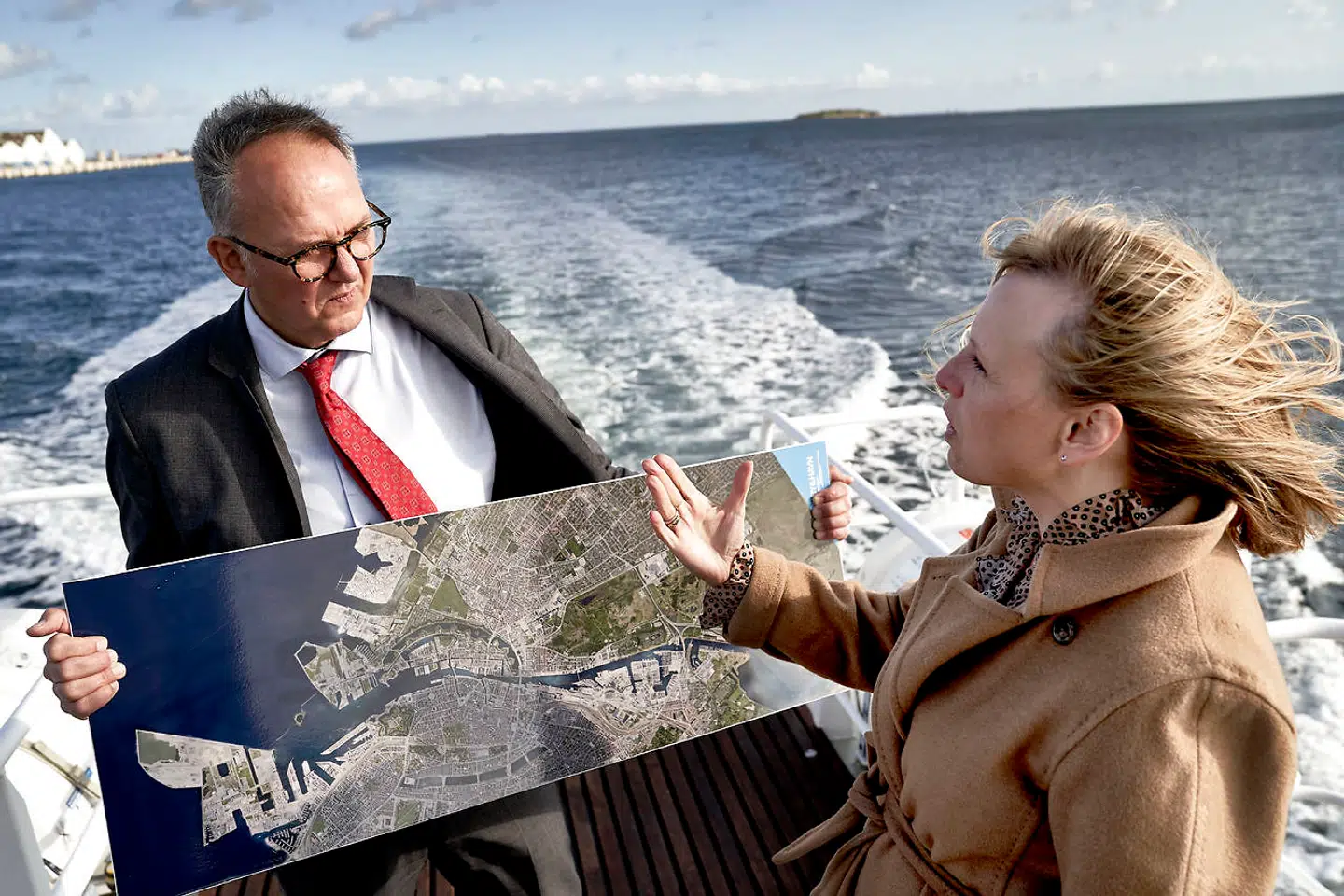 By&Havns administrerende direktør, Anne Skovbro, og anlægschef Hans Vasehus ved det område, hvor fremtidens Lynetteholm skal opføres. Arkivfoto: