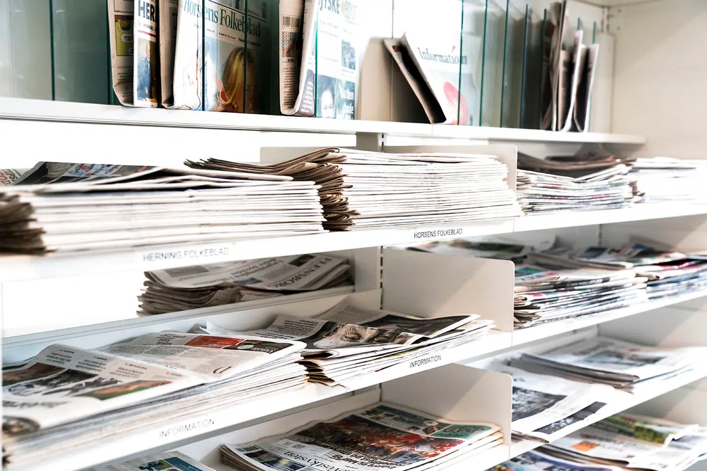 Journalister med kritisk journalistik i bagagen er alfa og omega i arbejdet for at holde Danmark fri for korruption i enhver forstand, mener Peter Nedergaard. På billedet ses aviser på Københavns Hovedbibliotek, 3. august 2021.