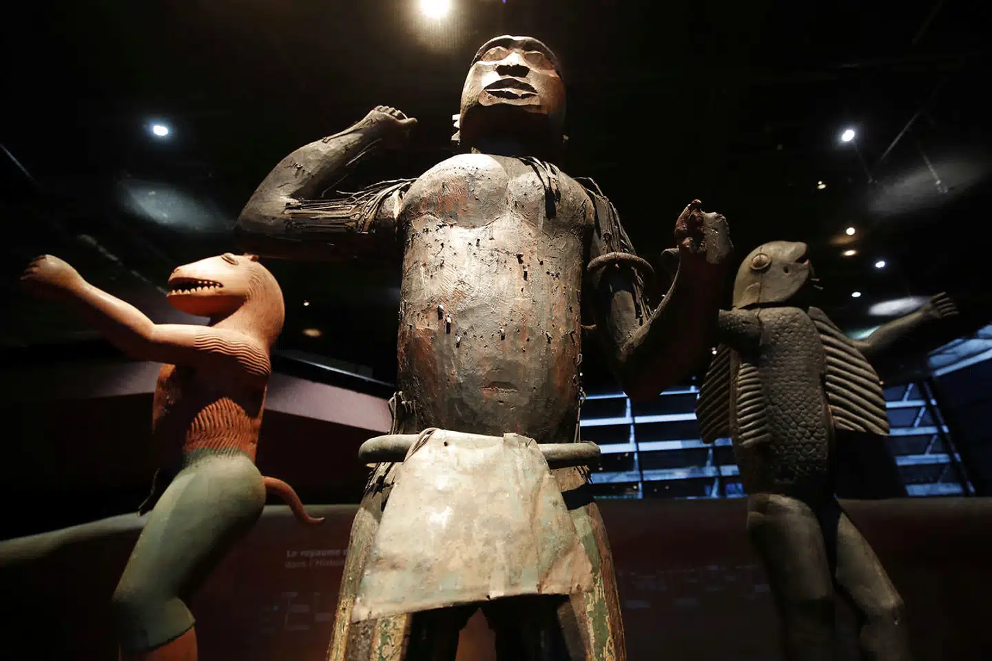 Tre statuer fra kongedømmet Benin i Vestafrika udstillet på Quai Branly Museum i Paris. Frankrig tog statuerne under kolonitiden, men præsident Emmanuel Macron meddelte i 2017, at Frankrig vil sende en række afrikanske kulturgenstande retur.
