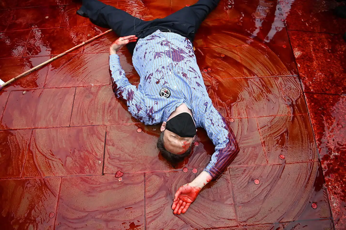 En undergangsstemning har bredt sig i dele af klimabevægelsen. Det skaber grobund for mere radikale grupper, lyder advarslen. Her ses en aktivist fra gruppen Extinction Rebellion under en klimaprotest med brug af blodrød farve.