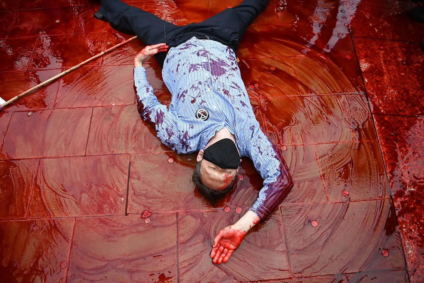 En undergangsstemning har bredt sig i dele af klimabevægelsen. Det skaber grobund for mere radikale grupper, lyder advarslen. Her ses en aktivist fra gruppen Extinction Rebellion under en klimaprotest med brug af blodrød farve.