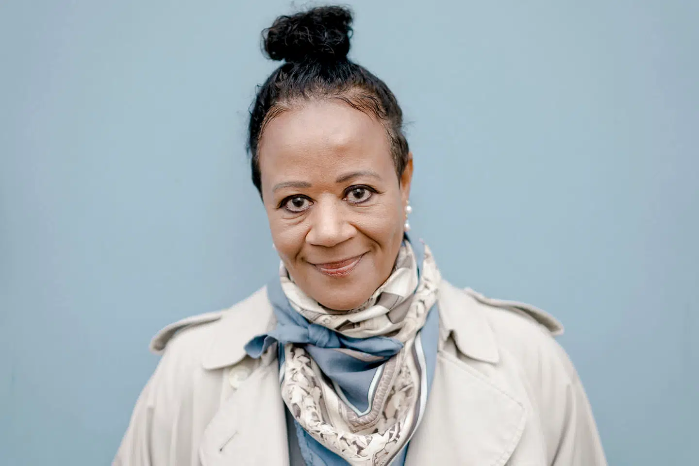 Ifølge Hella Joof er der mennesker, vi vil tage afstand fra og aldrig nærme os. Men hvis vi nu i stedet zoomede ind i et nærbillede, slap totalbilledet og kiggede godt efter, kunne det være, at det faktisk var – en levende engel.