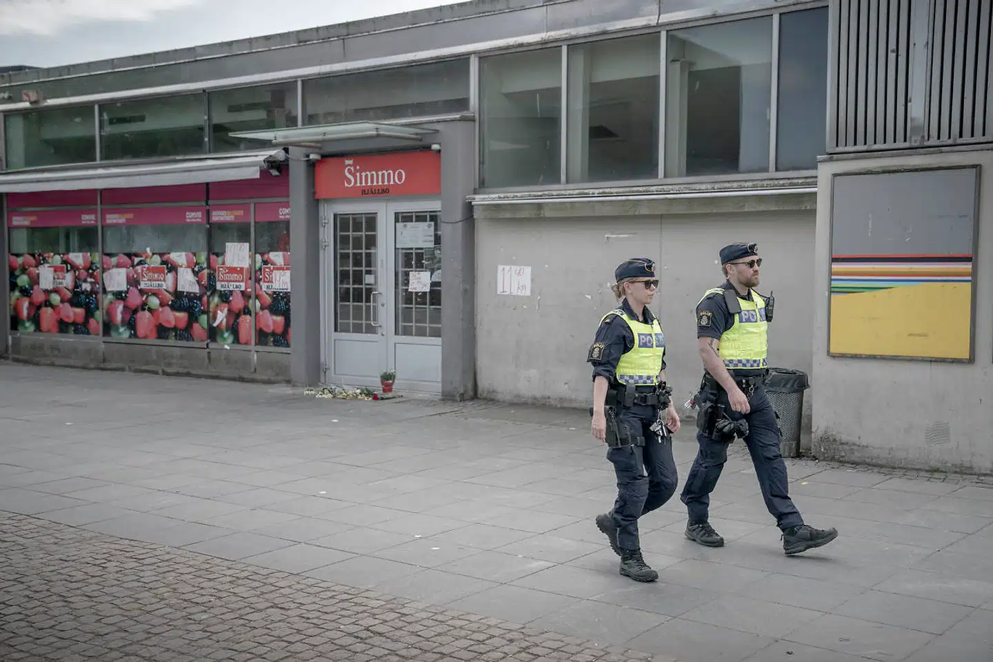 Politiet patruljerer i centrum af Hjällbo, mindre end en uge efter at en mand blev dræbt af skud.