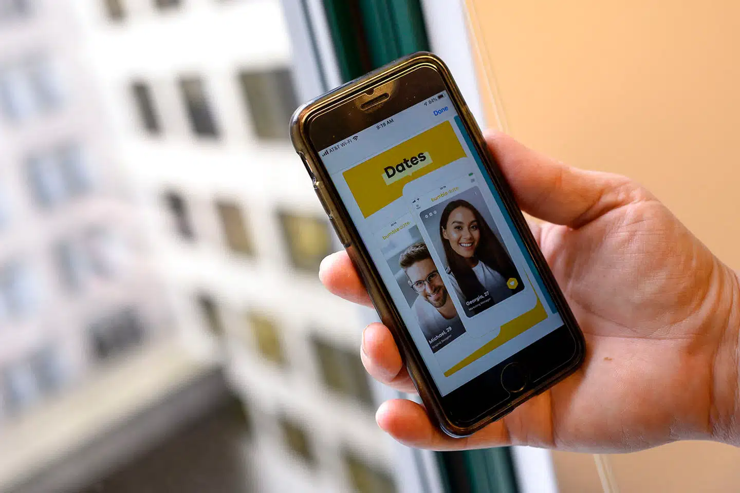 Jack Sion gik systematisk til værks og kontaktede hundredvis af kvinder via diverse datingtjenester. De fleste fik mistanke til hans falske profil, men enkelte gik hele vejen.
