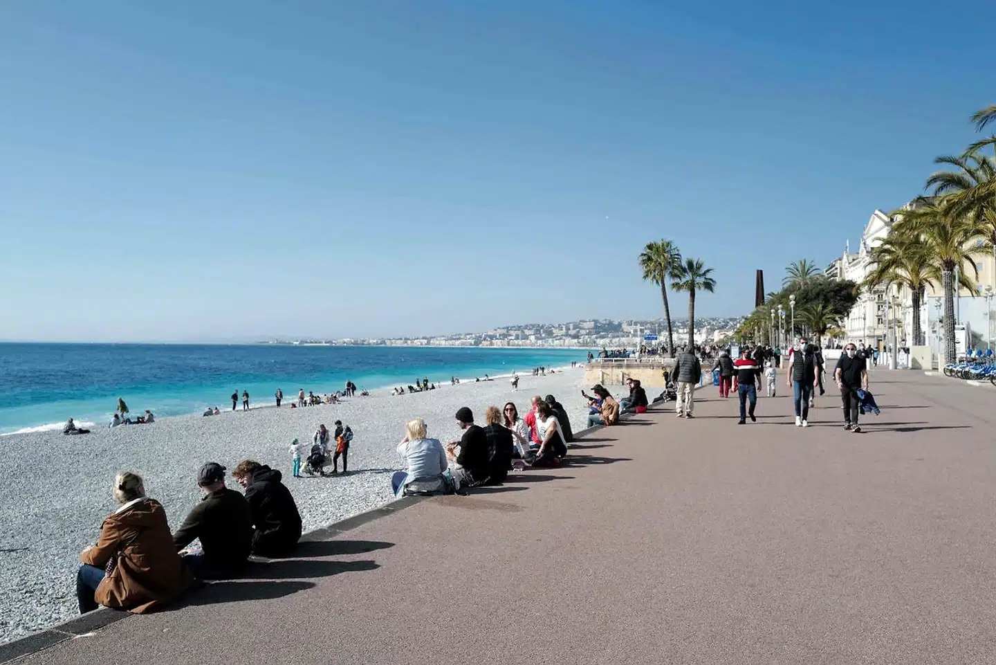 Jack Sion havde adresse på Nices fashionable Promenade des Anglais. Men lejligheden, hvor stævnemøderne fandt sted, var knap som gloriøs.