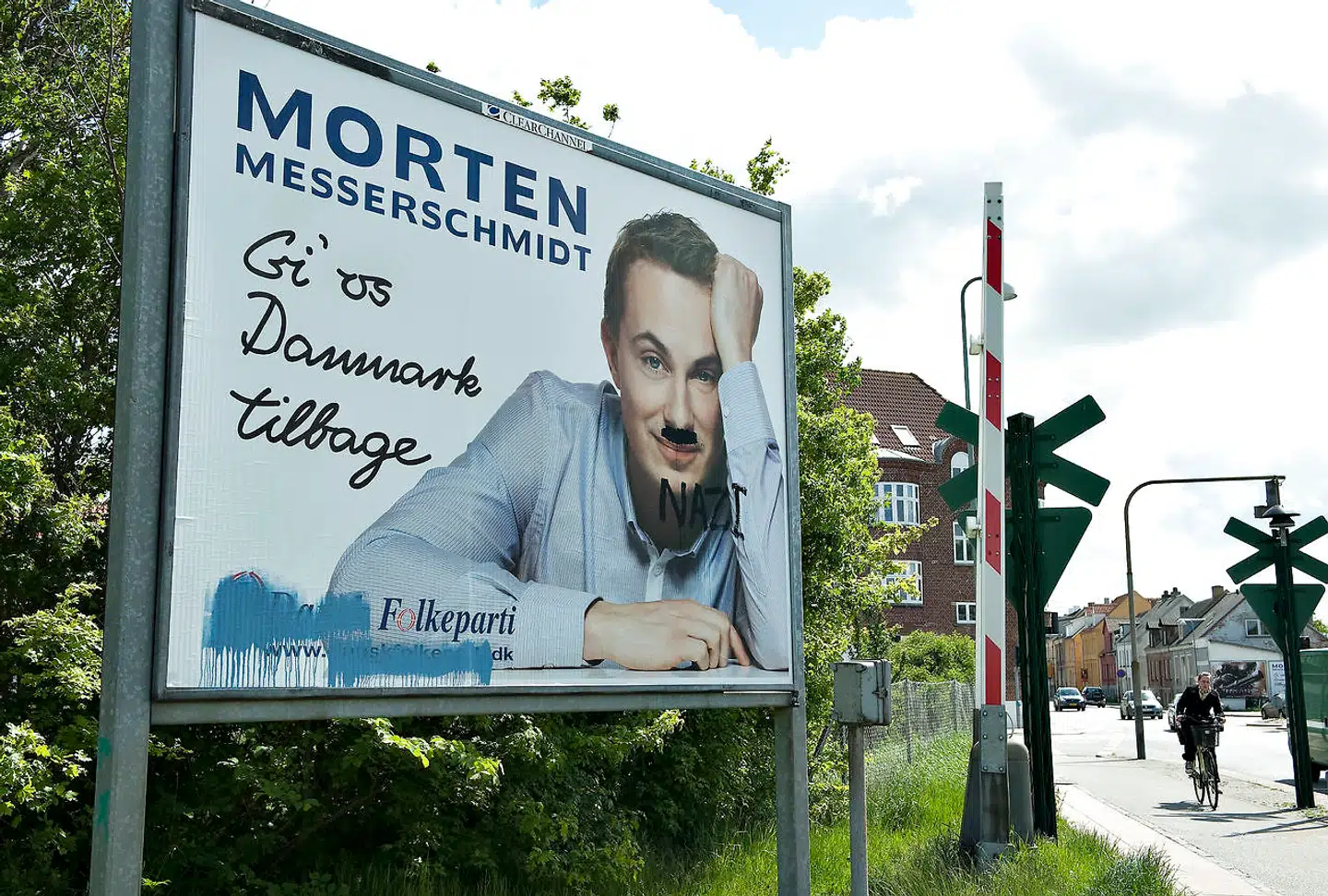Morten Messerschmidt er én af dem, der har oplevet at få ødelagt sine valgplakater. Det skete med Hitler-overskæg, nazi-inskriptioner og navnet Dansk Folkeparti malet over.