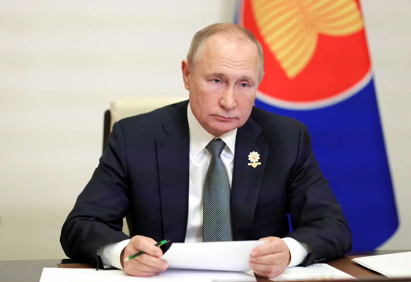 Vladimir Putin ønsker stabilitet, siger han selv. Men hans regime skubber Rusland mod en større risiko for en social eksplosion, mener Nina L. Khrusjtjova.