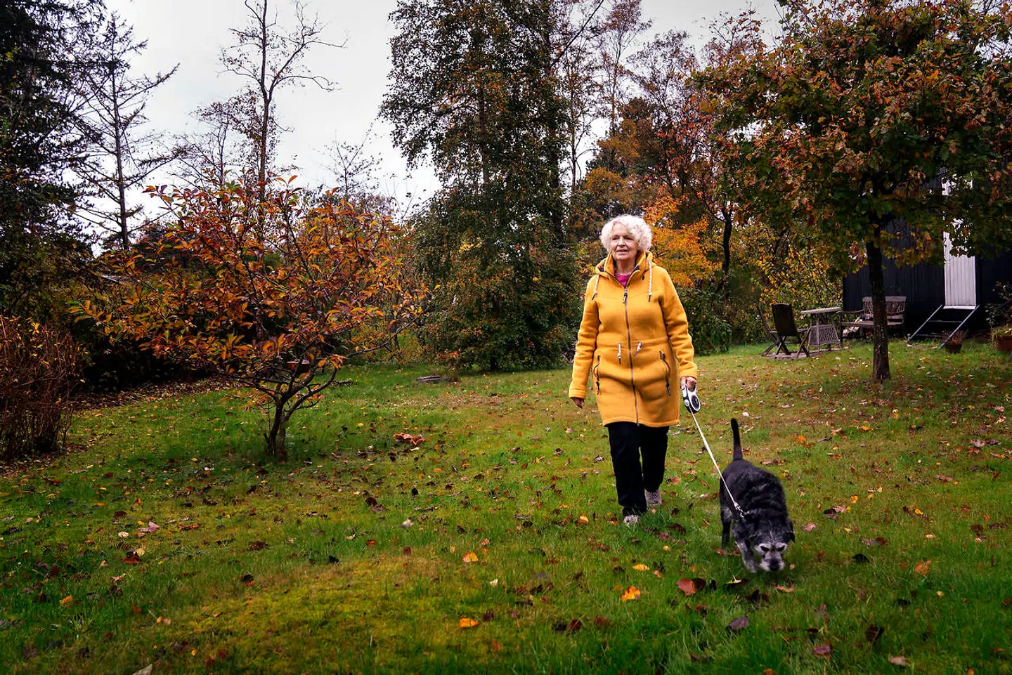 Lane Lind skal holde sig aktiv, for hun har fået konstateret Parkinsons sygdom. Hun går med hunden. »Og så danser jeg på stuegulvet. Gymnastik er kedeligt, men jeg elsker at danse.«