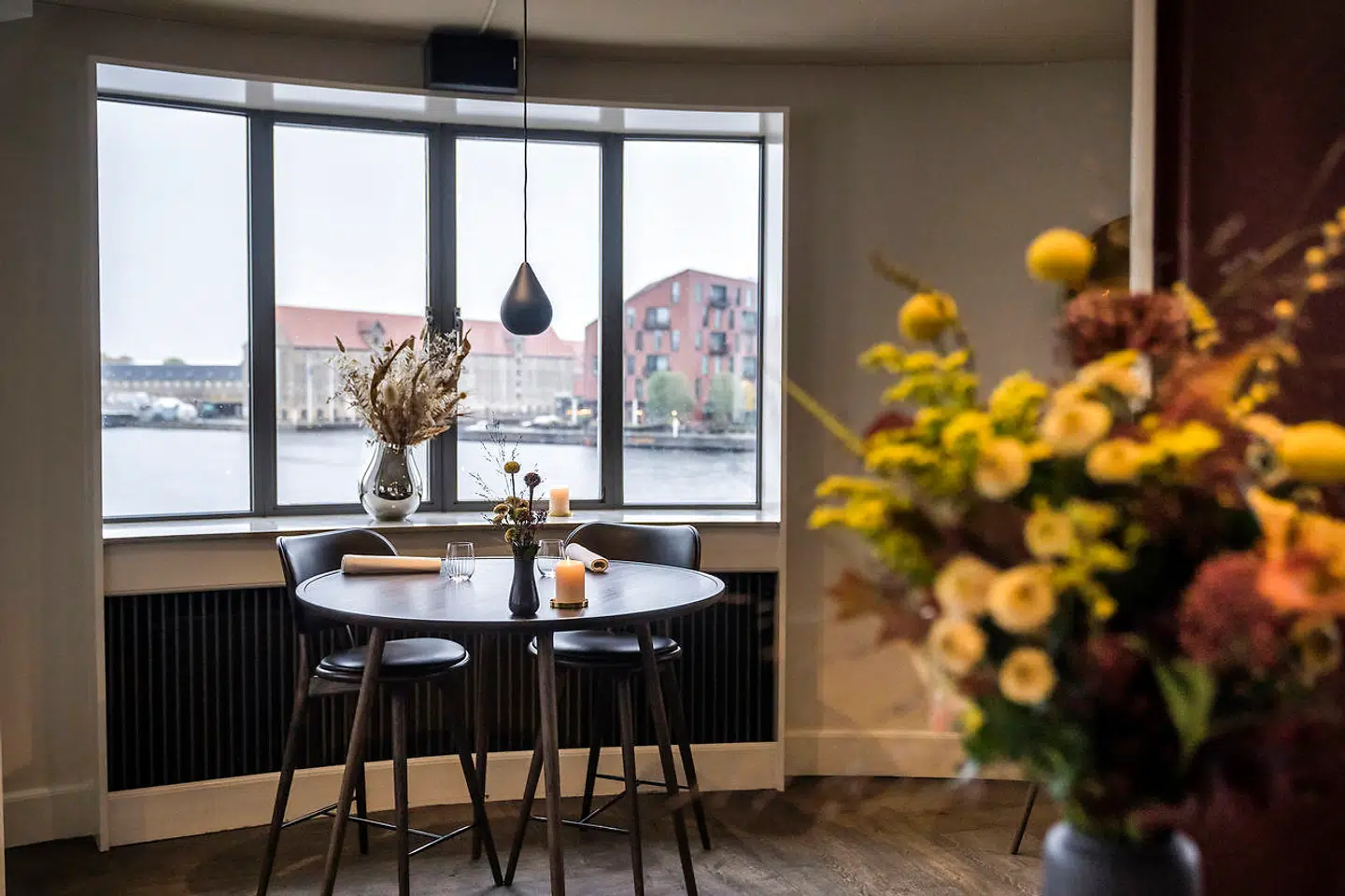 Der er udsigt over Inderhavnen til Krøyers Plads og de gamle Noma-lokaler i Strandgade fra Restaurant Studio i The Standard.