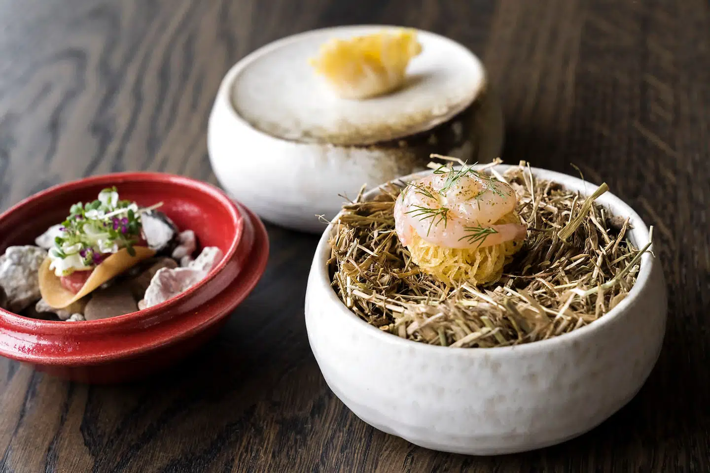 Første snackrunde bestod af rå rejer med røget creme fraiche, en minitaco med tatar og en sellerisnack.