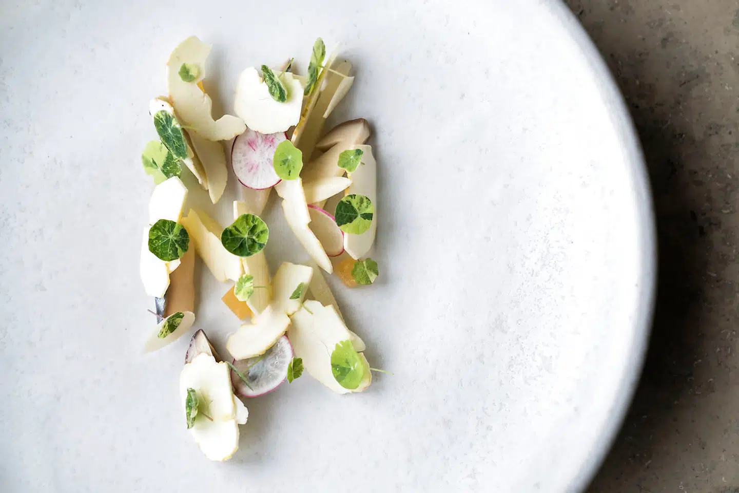 Saltet makrel med rå kastanjer og makrel.