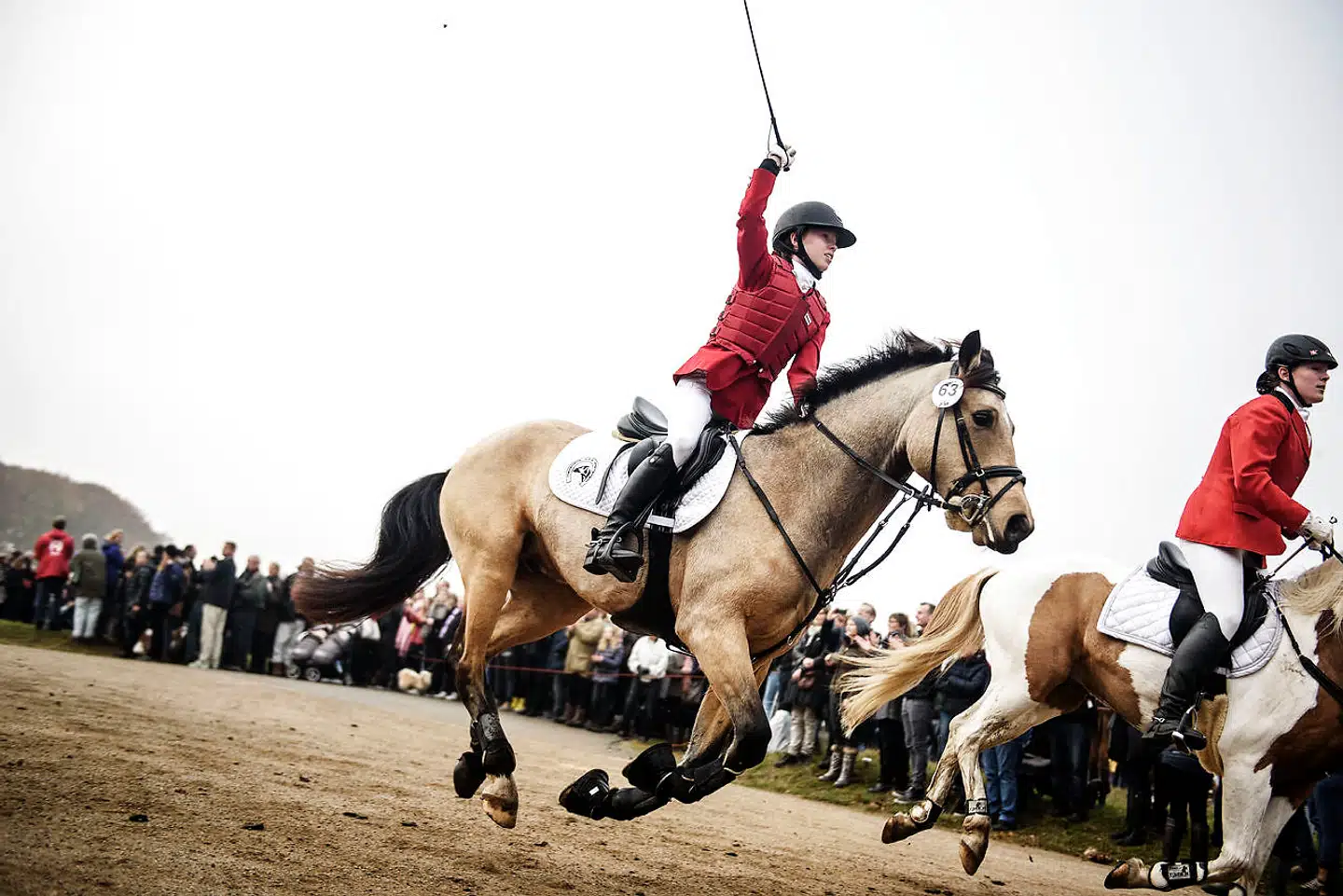 Hubertusjagt 2015 i Dyrehaven, søndag d. 1 november. Pony rytterne ankommer til Eremitageslottet