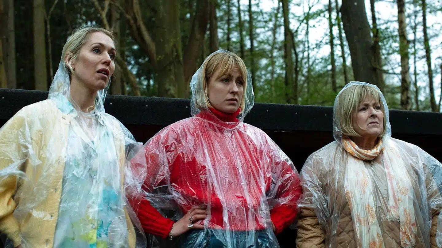 Naja (Jeanett Albeck), Simone (Katinka Lærke Petersen) og Ingelise (Kirsten Lehfeldt) på overlevelsestur i skoven.