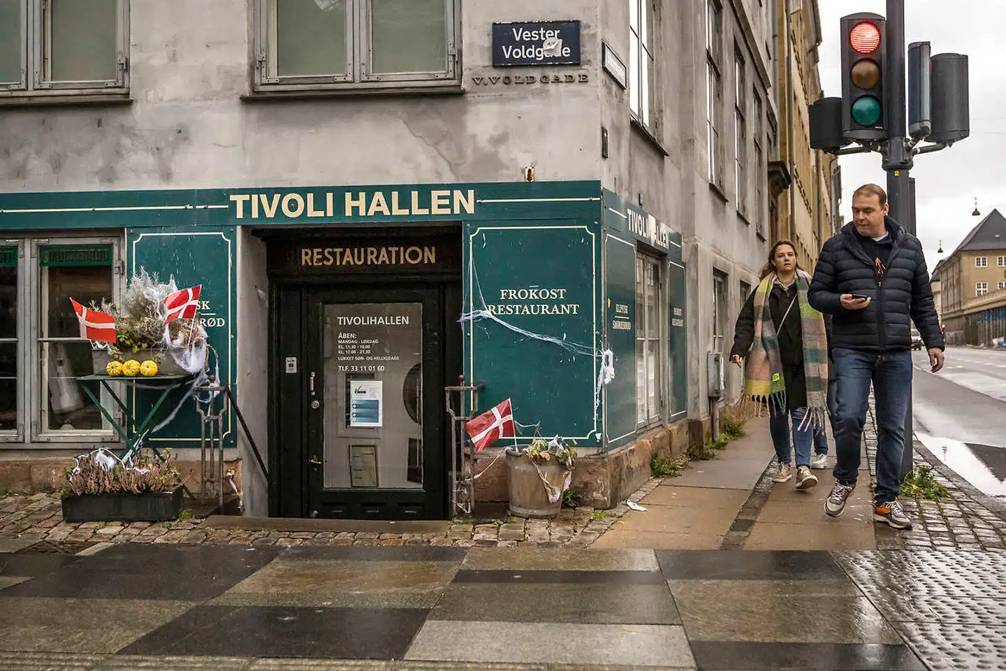 På hjørnet af Vester Voldgade og Stormgade har man serveret mad til sultne københavnere i over 200 år. Restaurant Tivolihallen har ligget på stedet siden 1912.