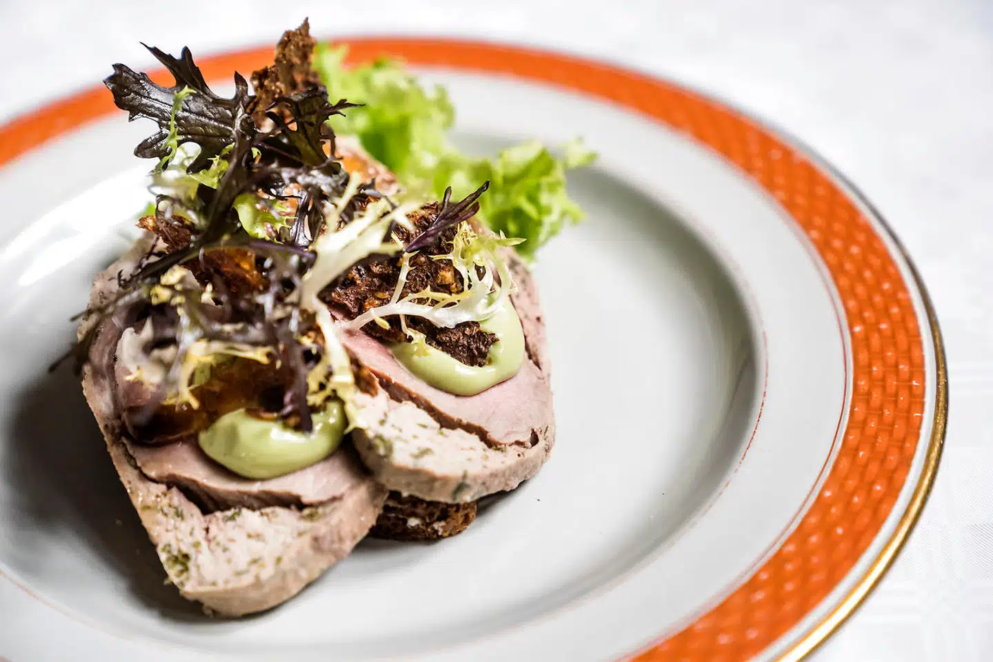 Kalvefilet med ramsløgmayo og kantareller.
