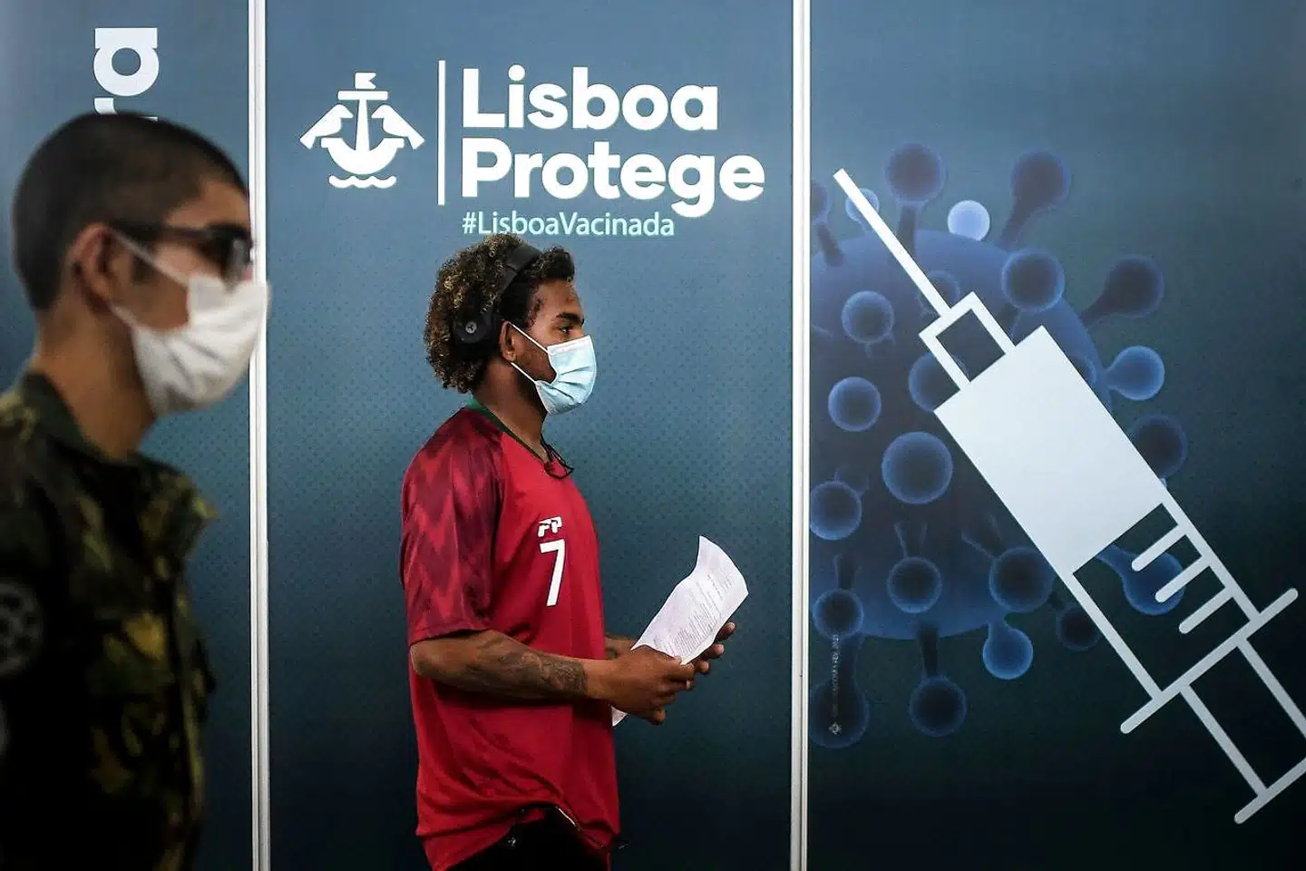 Fraregner man de indtil videre ikke vaccinerbare børn under 12 år, er 95 procent af portugiserne færdigvaccineret. Dette har dog ikke fået sundhedsmyndighederne i det sydvesteuropæiske land til at hvile på laurbærrene.