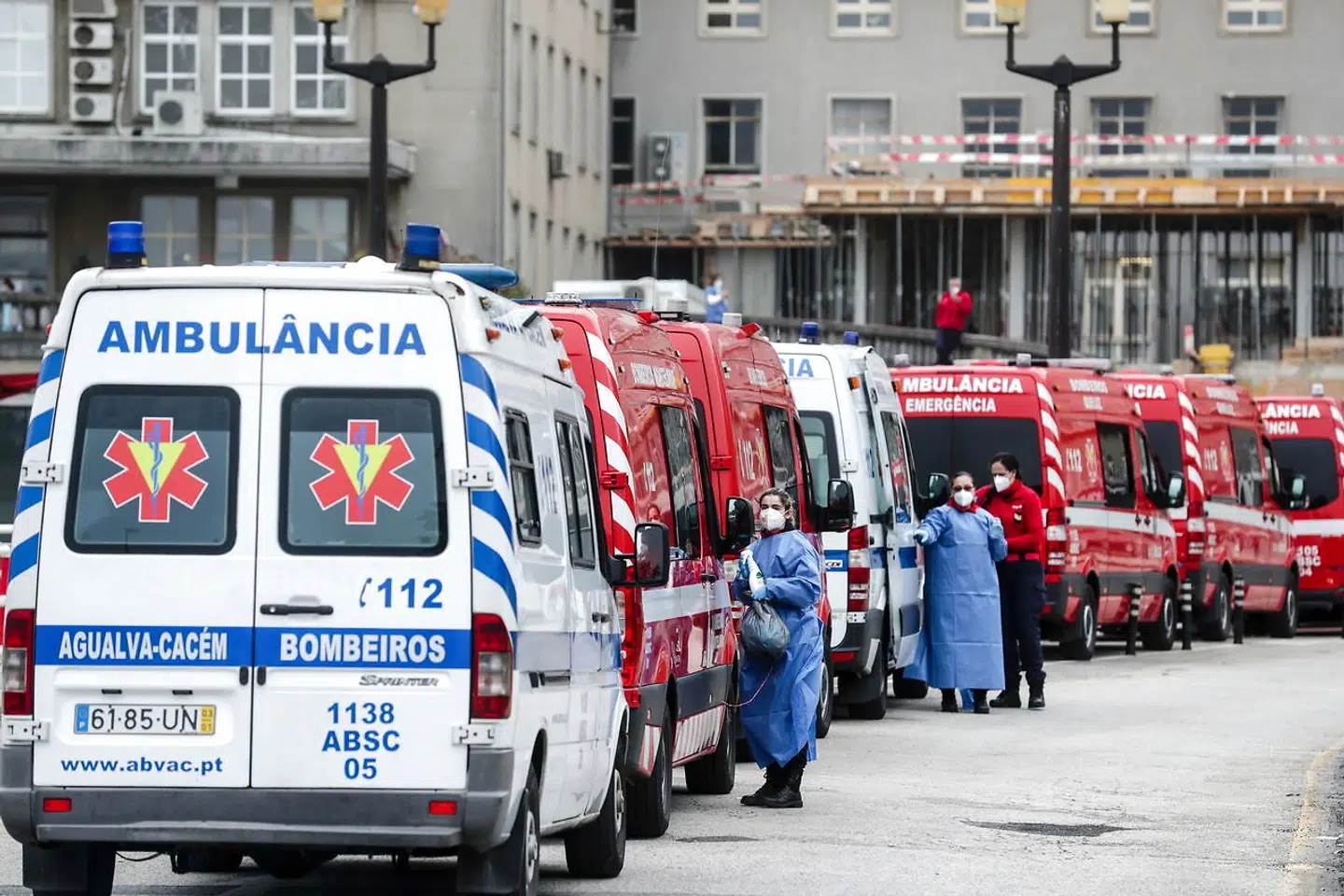 Ambulancer med covid-19-patienter holder i kø foran Santa Maria-hospitalet i Portugals hovedstad, Lissabon, under den eksplosive smittebølge i begyndelsen af året.