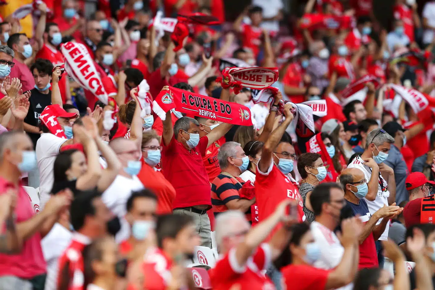 Selvom portugiserne igen har fået lov til at støtte deres foretrukne fodboldhold, som her Benfica, fra lægterne, sker med påbud om at bære mundbind.