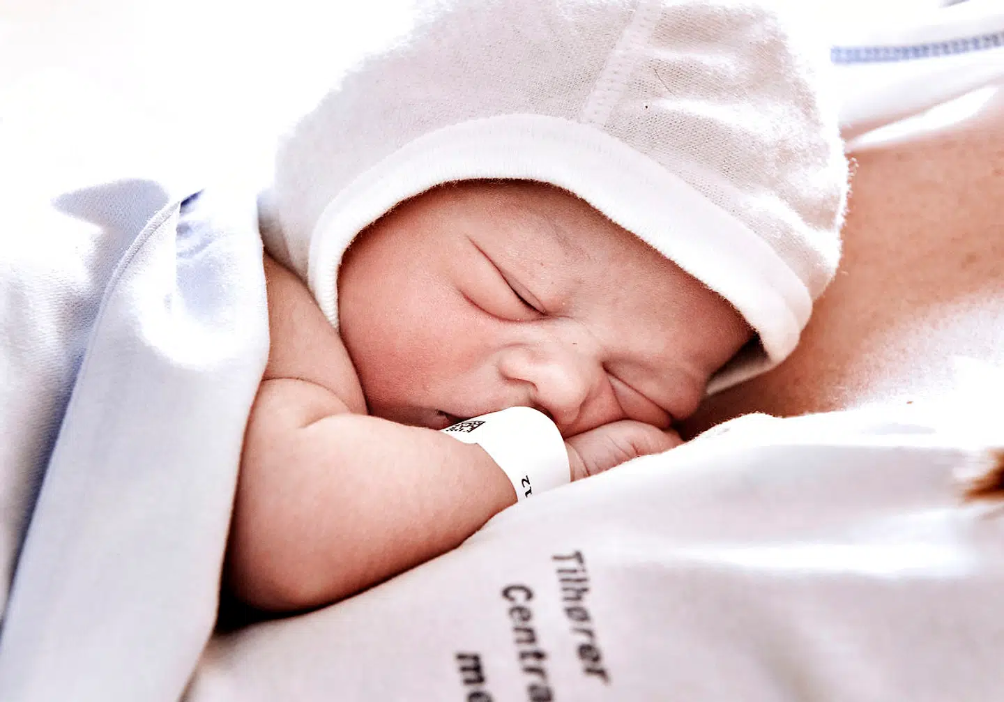 Kvinderne bruger mere tid end mændene på barsel, og det er en af årsagerne til, at mændenes opsparing til pension er større end kvindernes. Men forskellen mellem kvindernes og mændenes opsparing til pension er langsomt ved at blive indsnævret. Blandt andet fordi mændene tager mere ansvar, når det gælder barsel.