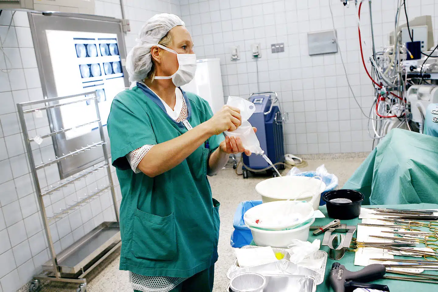 Der er tusindvis af kroner at hente ved at tage mod såkaldte FEA-aftaler om frivilligt ekstra arbejde for at medvirke ved operationer. Det siger sygeplejersker i Aarhus nu nej til.