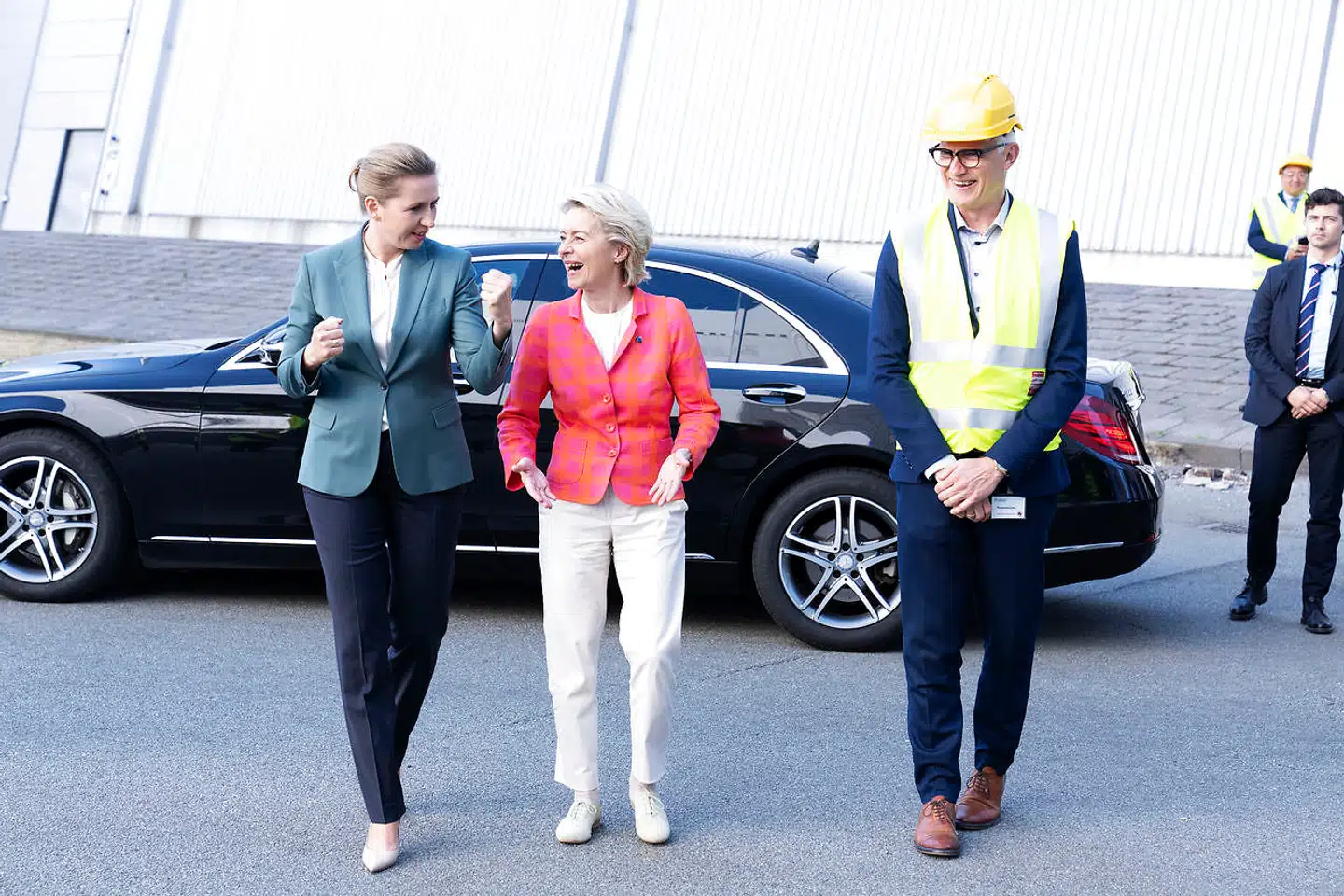 Statsminister Mette Frederiksen (S) foran sin dieseldrevne ministerbil sammen med EU-Kommissionens formand, Ursula von der Leyen, og Ørsted-topchef Mads Nipper. Arkivfoto: Claus Bech/Ritzau Scanpix
