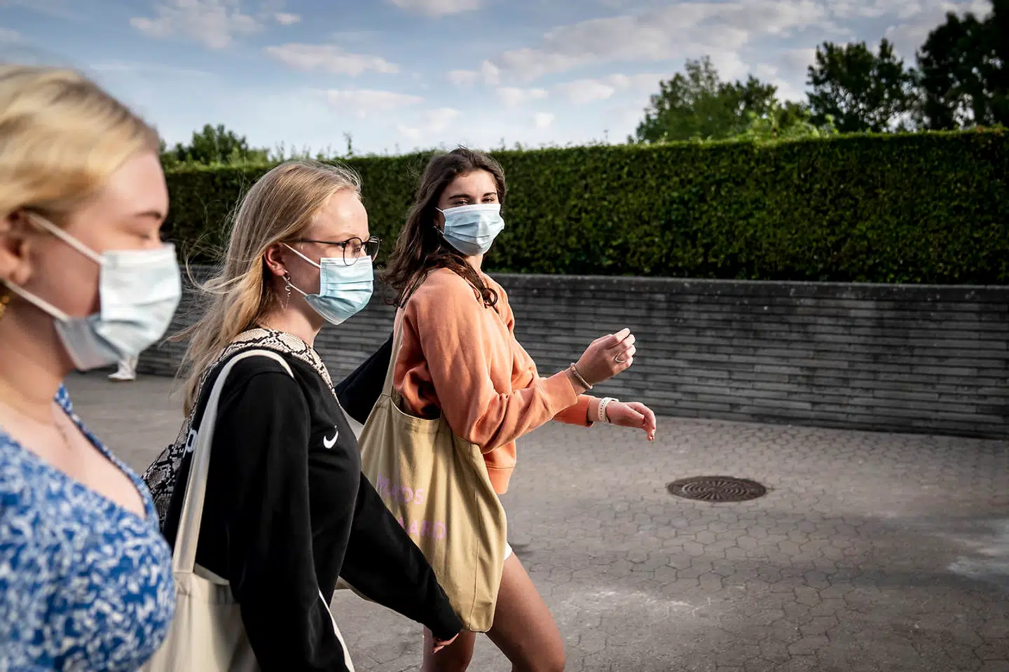 Mundbindet kan meget vel på ny blive en del af vores hverdag, hvis vi skal holde den høje smitte i ave. Det mener flere eksperter.