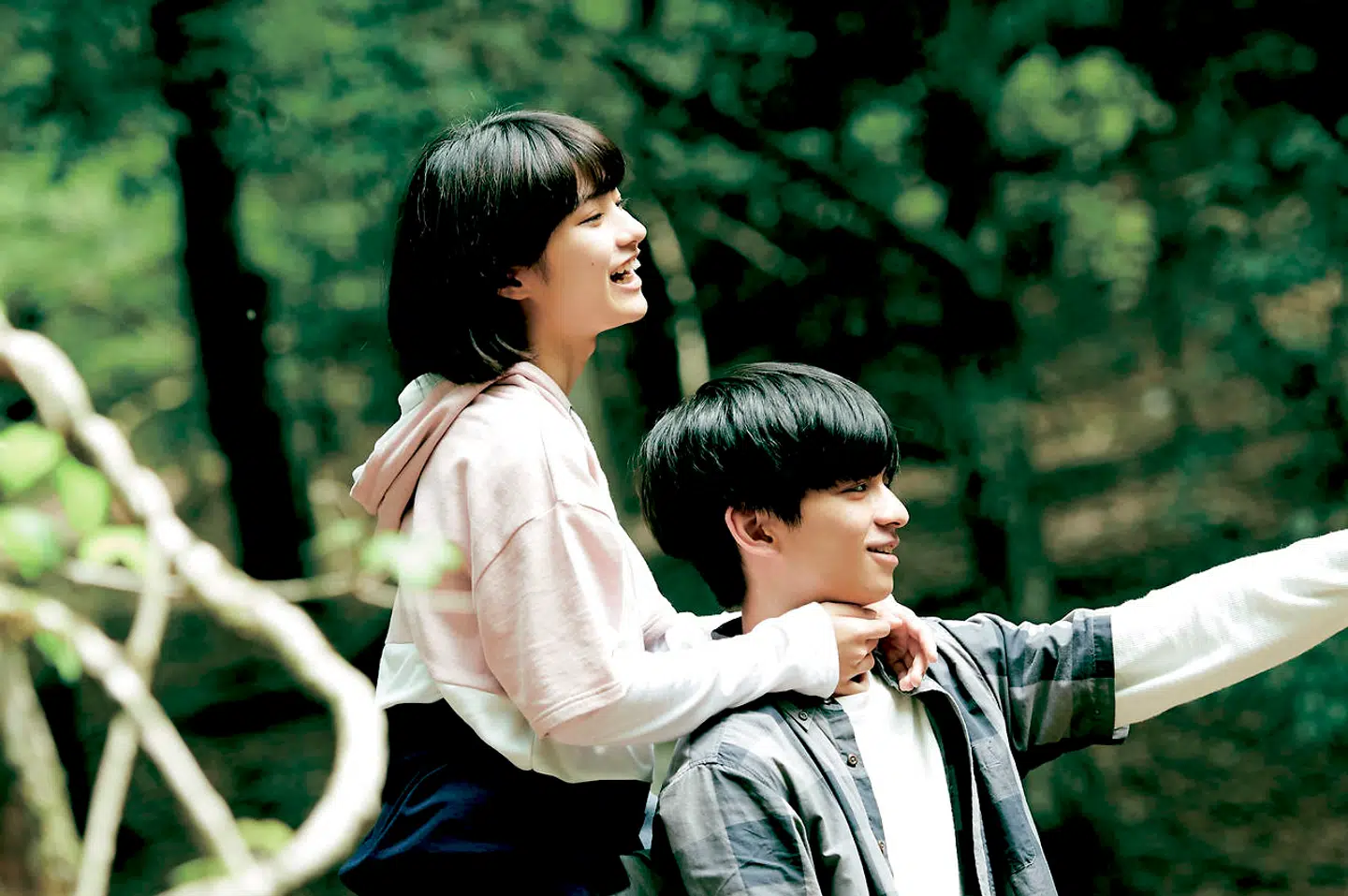 En kort forelskelse – og pludselig er Hikari (spillet af Aju Makita) gravid og forladt. Både adoption og abort er meget ugleset i Japan, der ellers ser så smukt ud i »Når det bliver morgen« af Naomi Kawase.