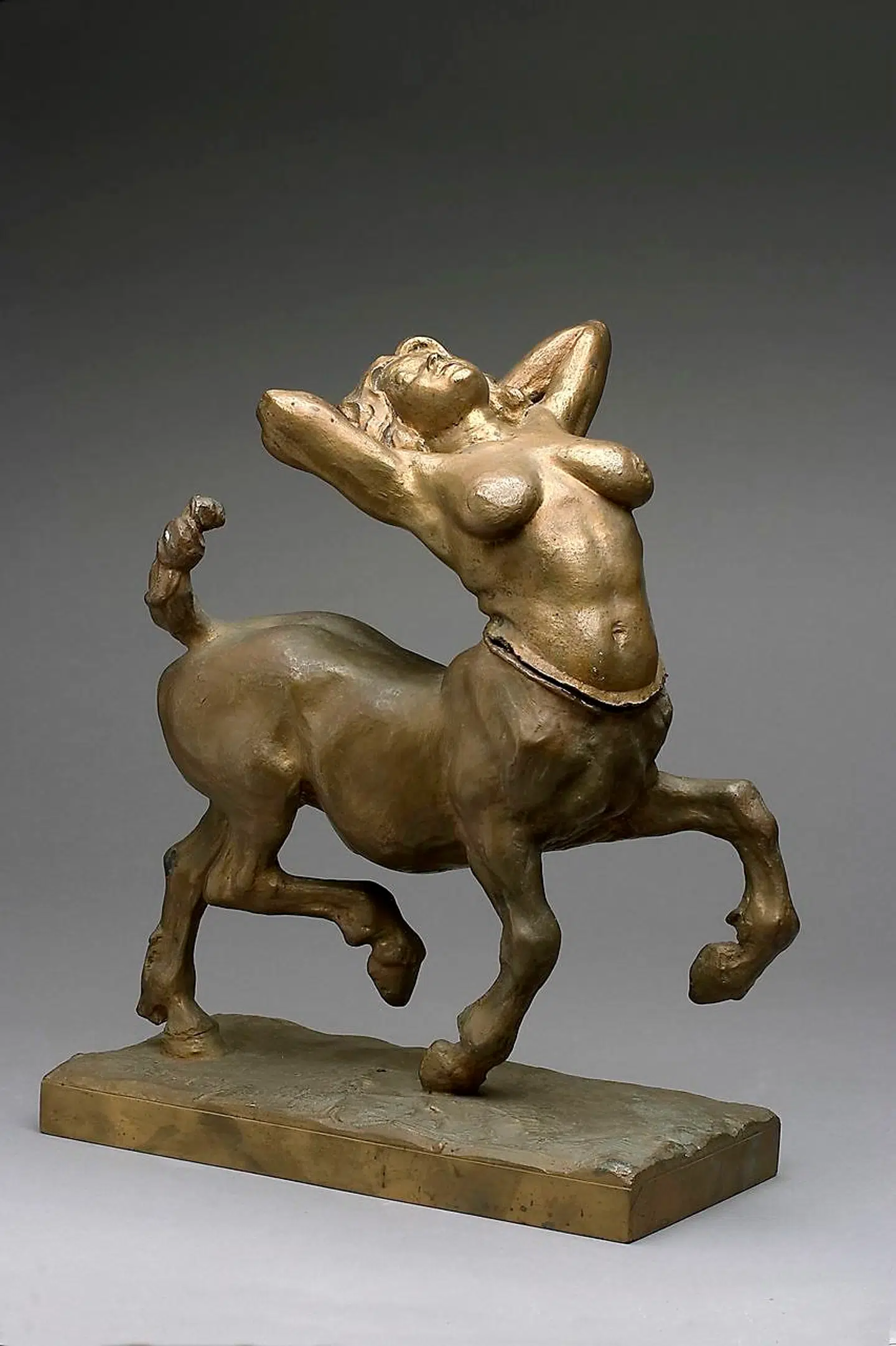 En af de to kentaurer Anne Marie Carl-Nielsen efter sin mand og den stuepige, han var hende utro med. Det vidste hun først, efter hun havde udformet dem, men med den nye viden valgte hun aldrig siden at udstille dem.