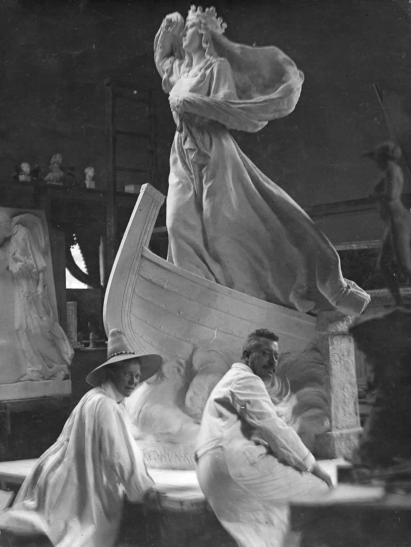 Anne Marie Carl-Nielsen og hendes assistent med originalmodellen til monumentet over dronning Dagmar, 1913.