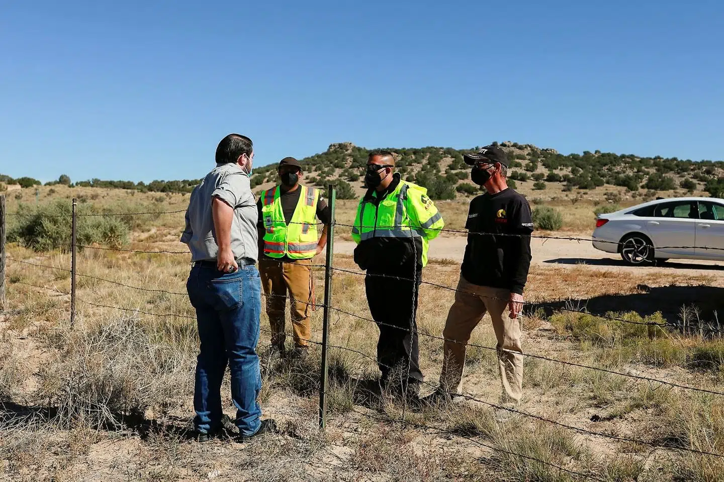 Optagelserne foregik ved Bonanza Creek Ranch i New Mexico. Her taler sikkerhedsvagter med en sikkerhedsansvarlig dagen efter ulykken.