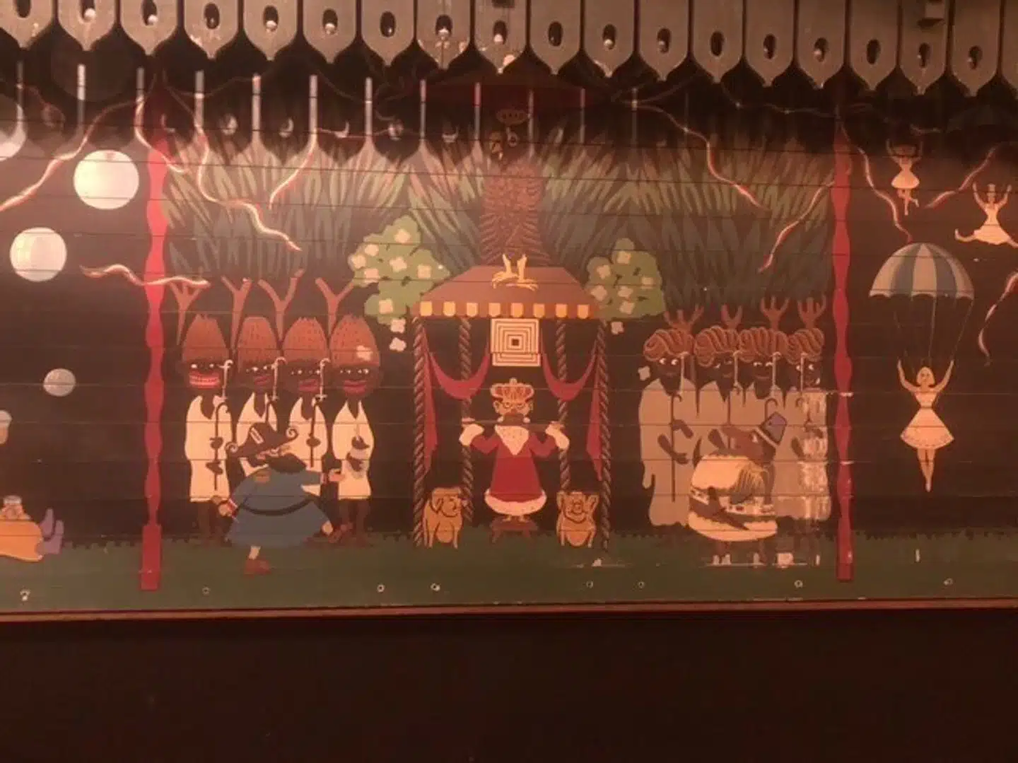 Den omstridte tegning på jalousiet, som skal males over.