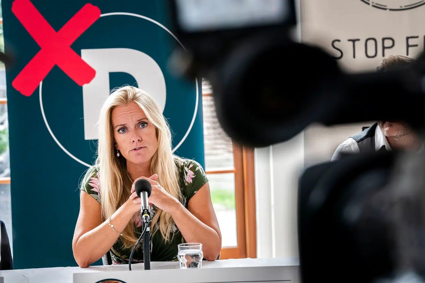 Nye Borgerliges partileder, Pernille Vermund. I går samledes partiets hovedbestyrelse og ekskluderede en kandidat i Halsnæs efter en stærkt grænseoverskridende kommentar. Partiet oplyser, at kandidaten vil blive bedt om at tage sine valgplakater ned.