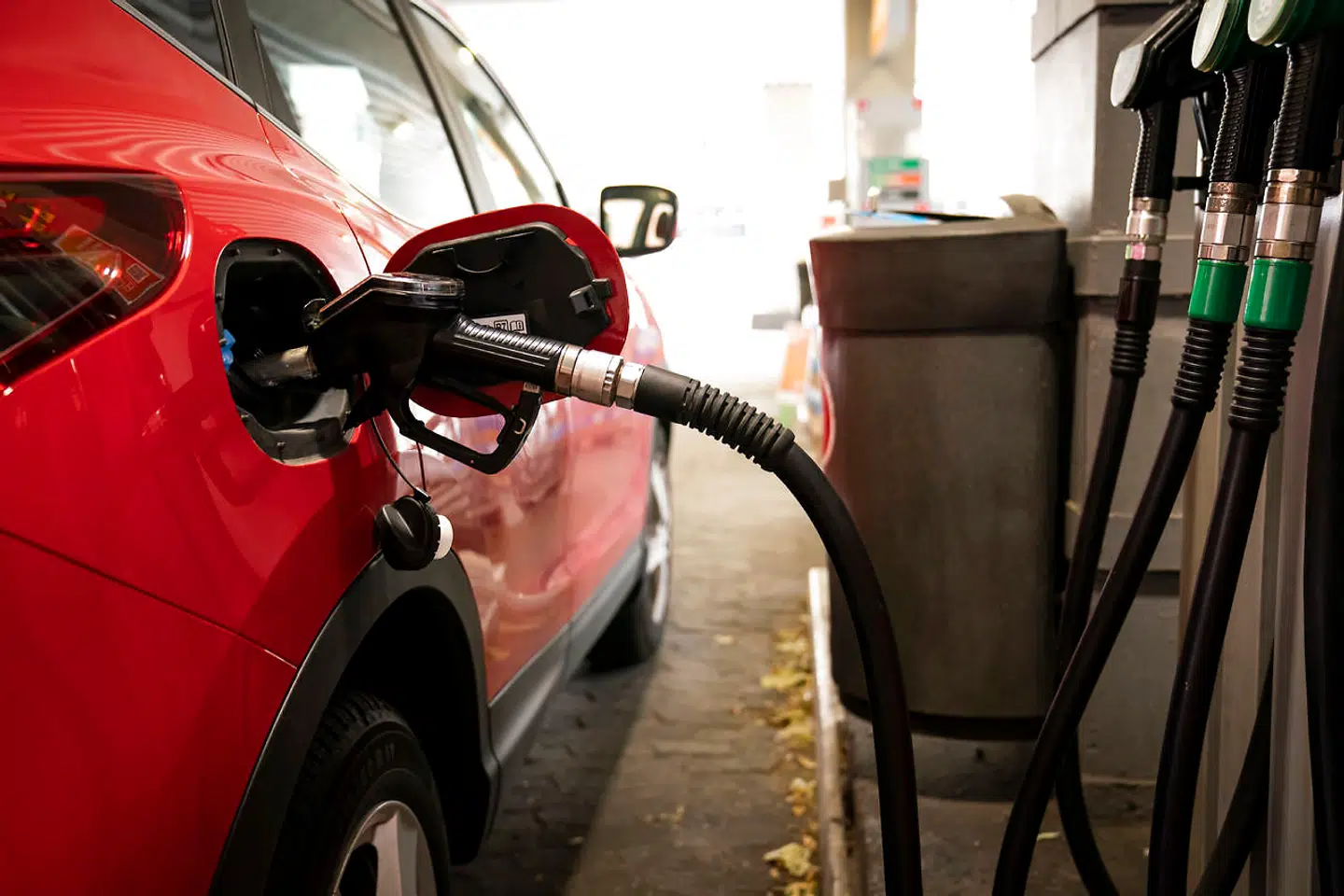 På grund af forsyningskrisen er prisen på benzin historisk høj. Hvis det fortsætter, kan det komme til at koste danskerne dyrt.