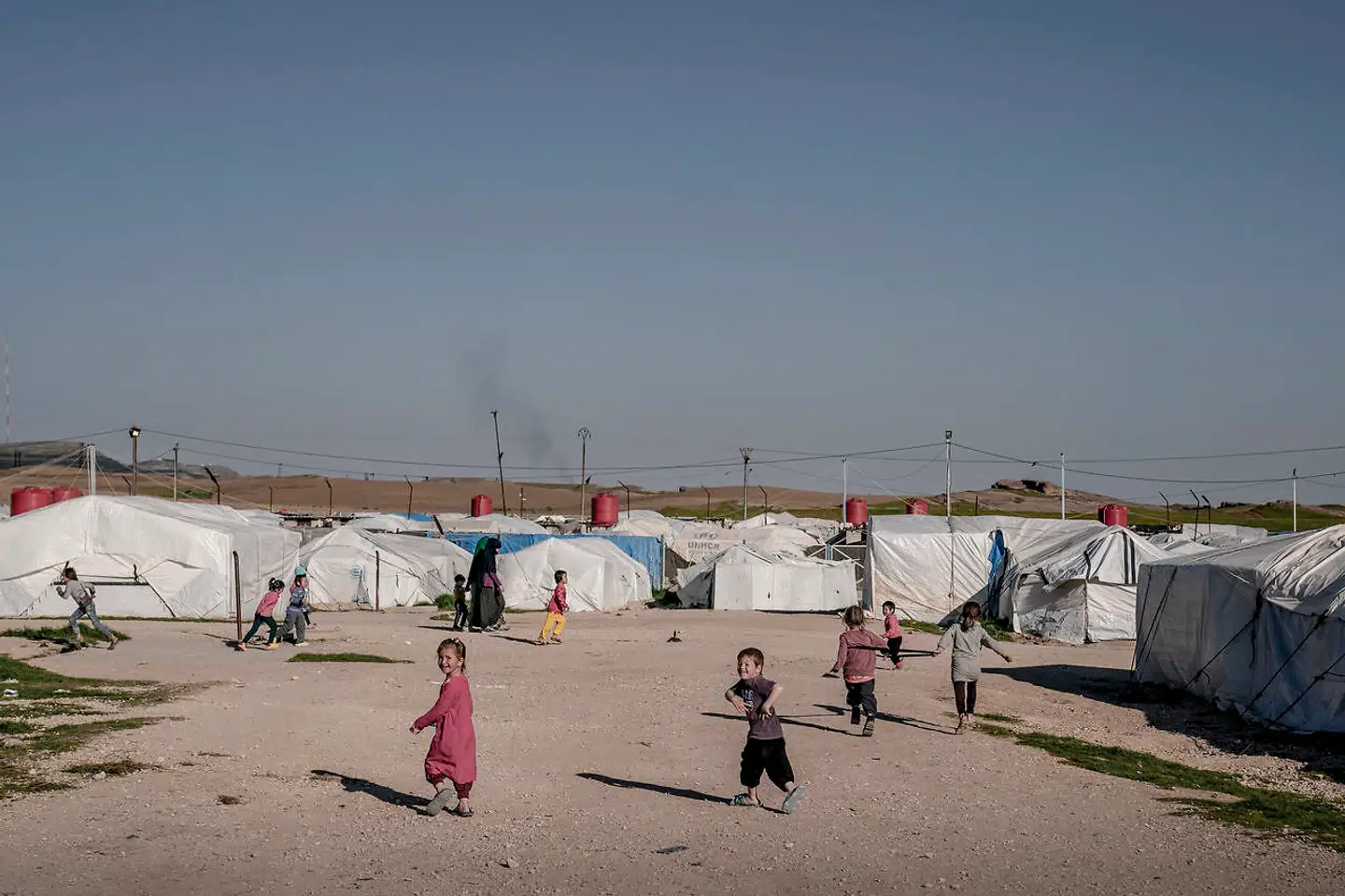 Børn leger på en af jordvejene i den kurdiske fangelejr al-Roj i det Nordøstlige Syrien.