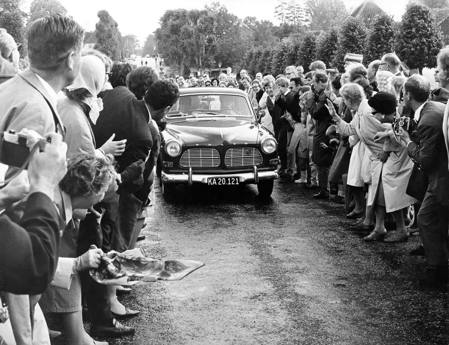 Tronfølgeren sad selv bag rattet af sin Volvo Amazon ved ankomsten til Fredensborg.