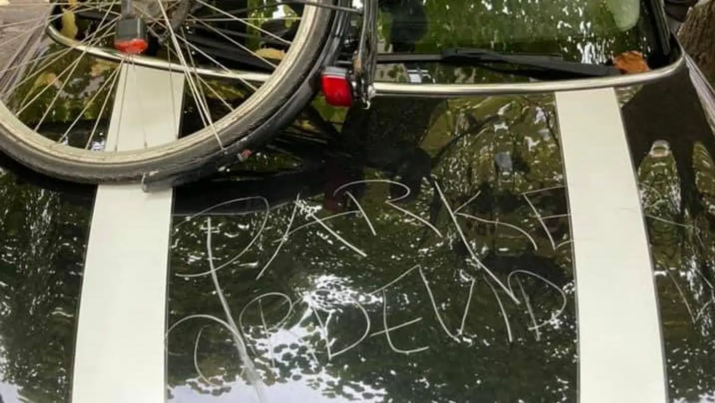 Stefanie Lykke Laibjørn har taget en række billeder af biler parkeret på Helsingborggade på Østerbro, der natten til søndag blev udsat for hærværk. Ridset ind i kølerhjelmen står der »parker ordentligt!«. Der var også smidt en cykel på bilen. Billedet stammer fra en opdatering i Facebook-gruppen »Det sker på Østerbro« af Stefanie Lykke Laibjørn.