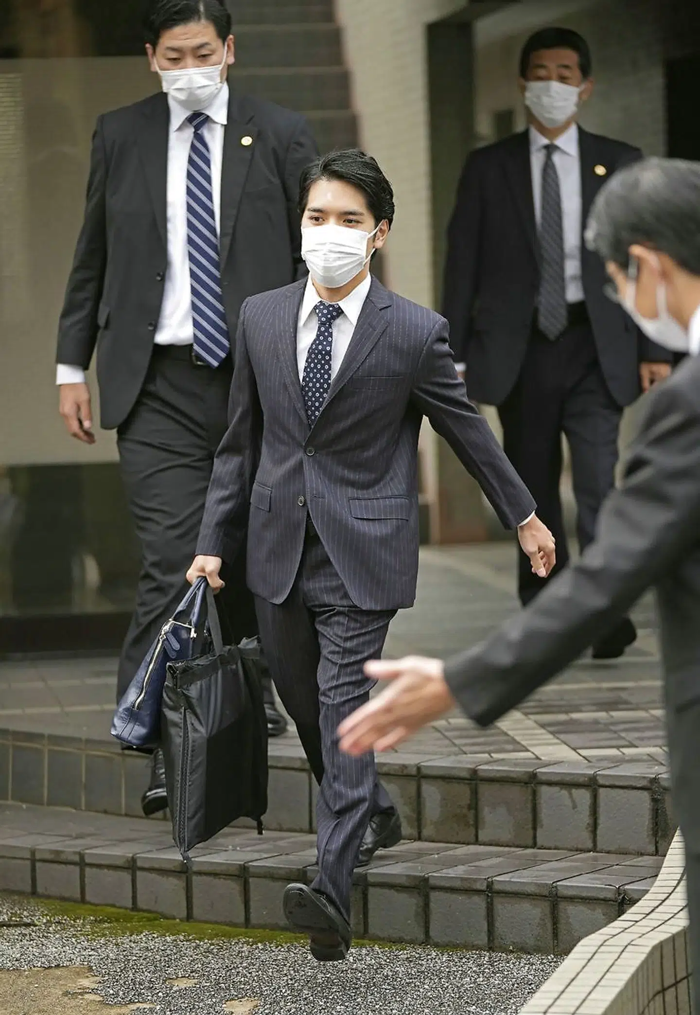 Japans prinsesse Mako er tirsdag lokal tid blevet borgerligt gift med sin ungdomskæreste, Kei Komuro, som ses på billedet.