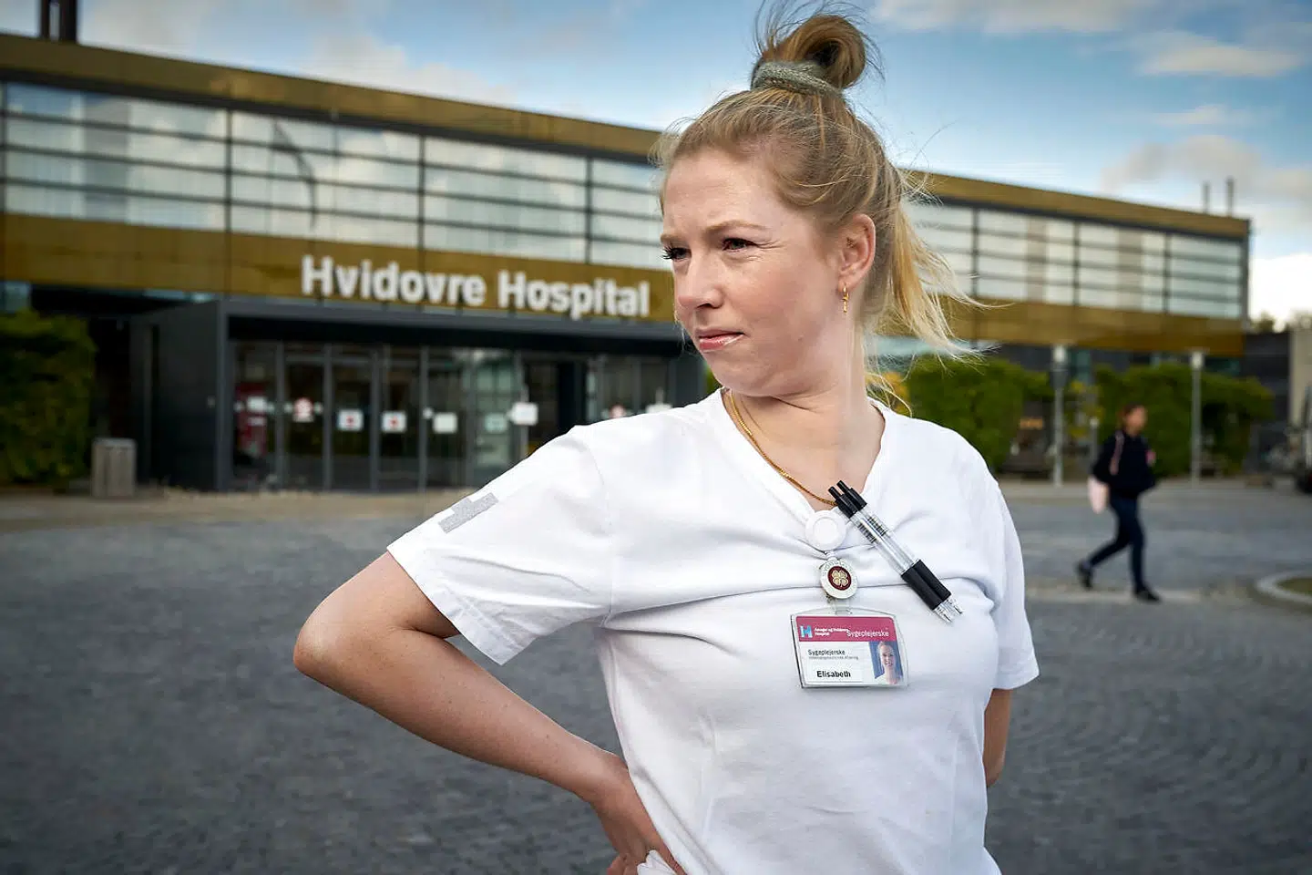 Sygeplejerske Elisabeth Sivholm har eget personalekort til Hvidovre Hospital. Hun er dog ikke offentligt ansat.
