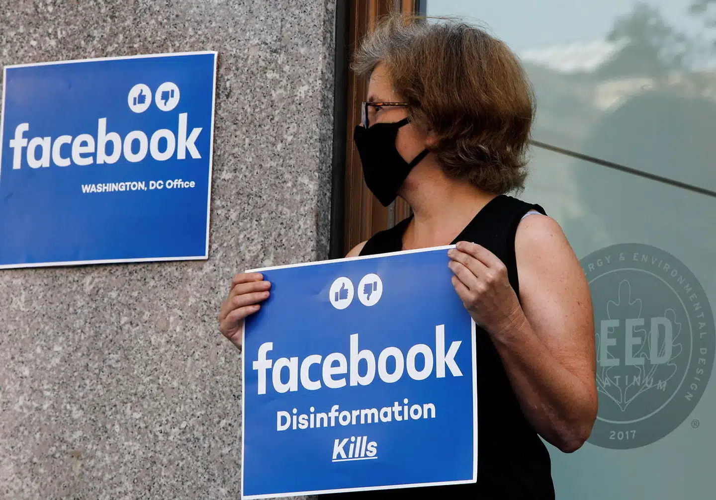I løbet af sommeren 2021 gik demonstranter på gaden i Washington, D.C. for at demonstrere mod misinformation om coronavirus på Facebooks platforme.